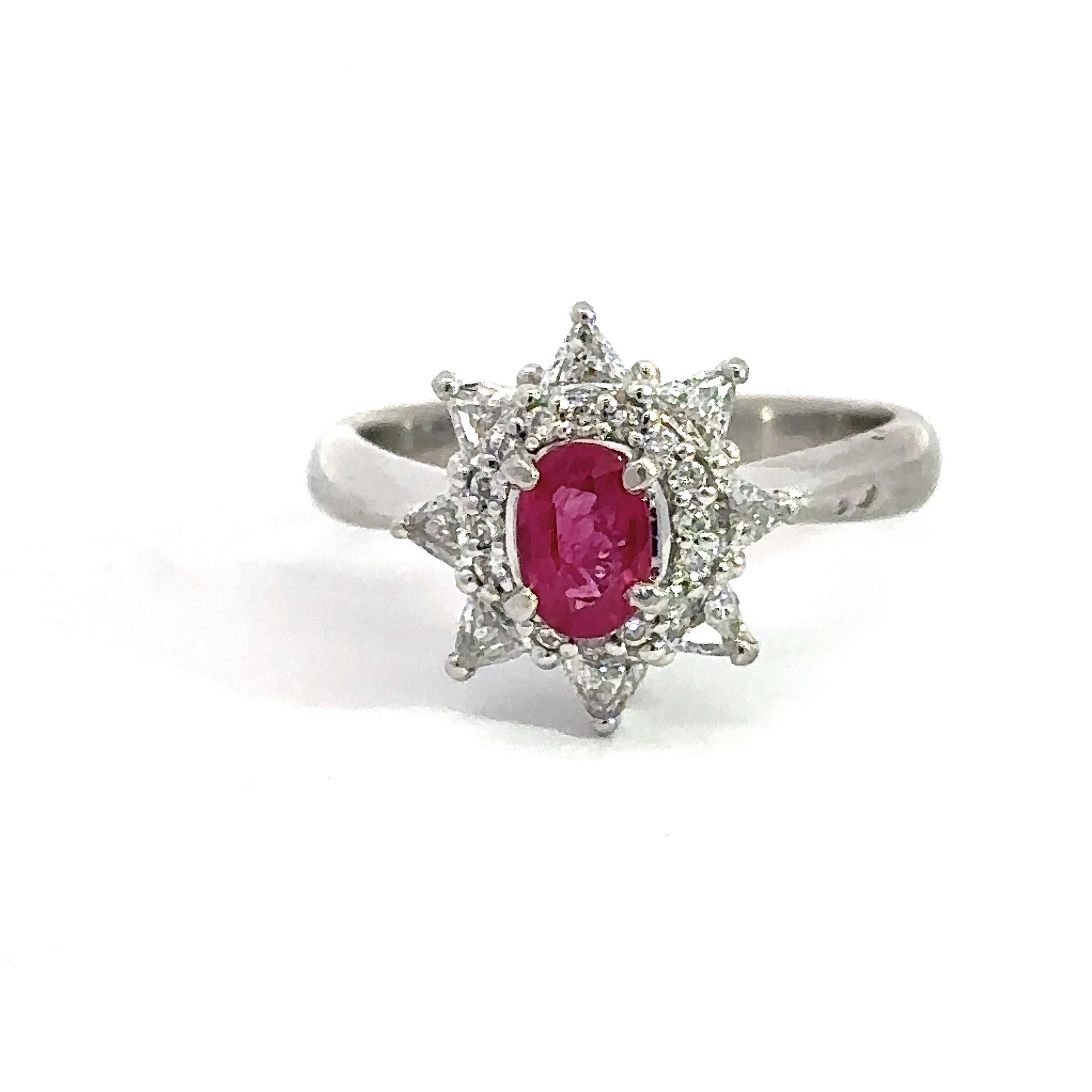 Un anello stupendo!
.62CT Ovale Bellissimo Rubino Rosso.
Il rubino misura 6 mm x 4 mm.
.57CT di diamanti Brillianti e Rotondi. 
Colore F. H.  VS-I Chiarezza. 
La parte superiore dell'anello misura 13,5 mm x 12,7 mm.
L'anello è una misura 7 e può