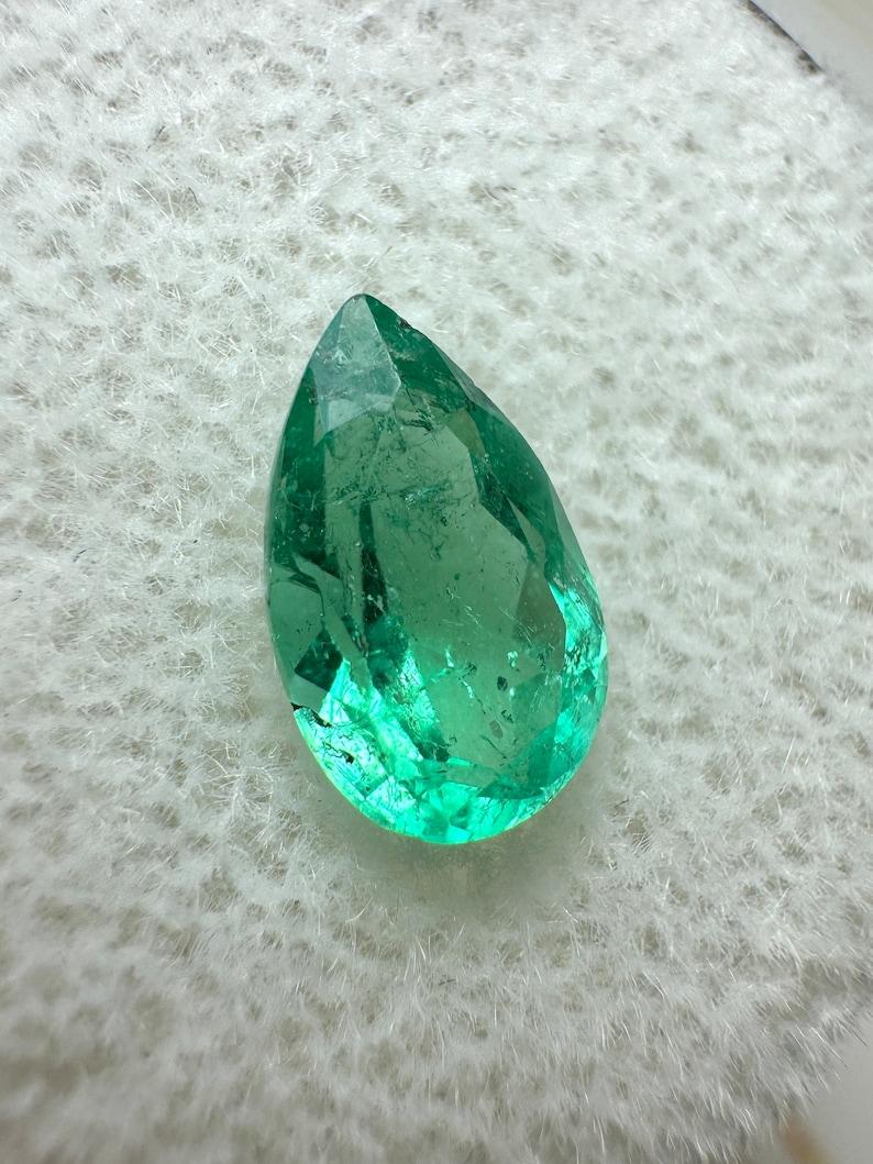 Piedra: Esmeralda
Peso: 1,19 quilates
Forma: Corte Pera
Claridad: Transparente
Lustre: Muy bueno
Color: Verde medio
Medidas: 9,34 mm x 5,72 mm x 4,27 mm
Origen geográfico: Colombia
Tratamiento: Natural, Engrasado

Observaciones: Debido a sus
