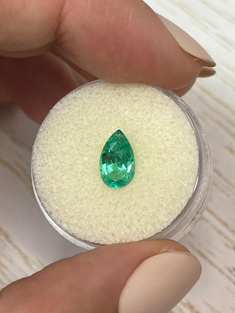Esmeralda verde colombiana alargada de 1,19 ct - Lágrima talla pera Gema de Nacimiento de Mayo Moderno en venta