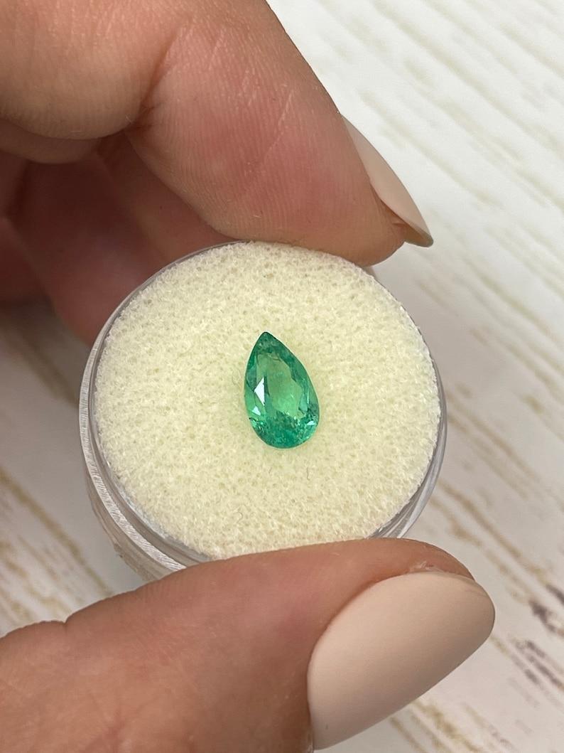 Esmeralda verde colombiana alargada de 1,19 ct - Lágrima talla pera Gema de Nacimiento de Mayo Corte pera en venta