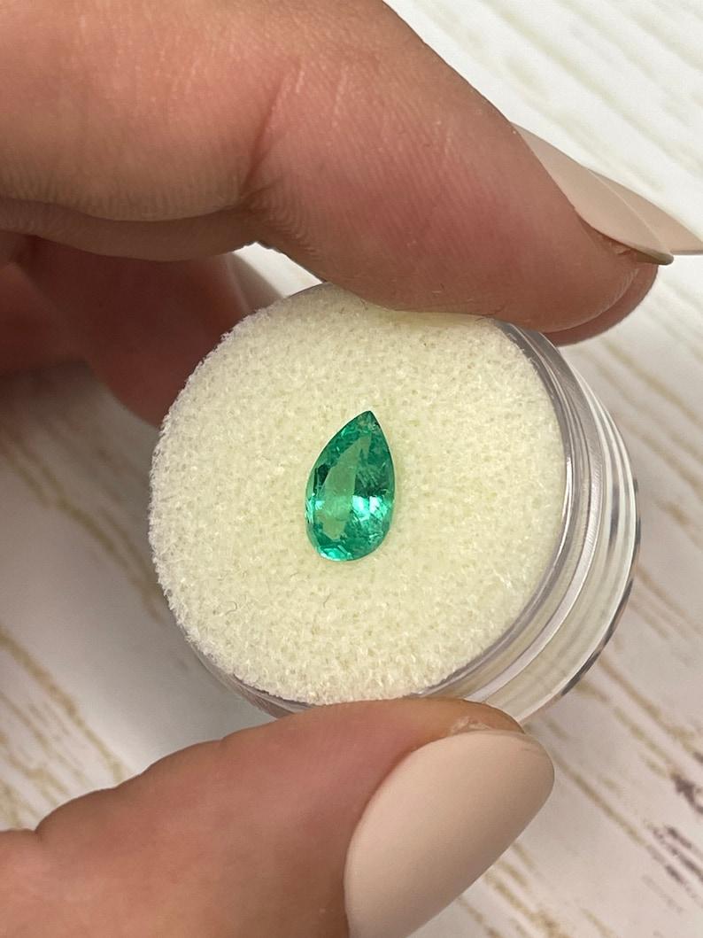 Esmeralda verde colombiana alargada de 1,19 ct - Lágrima talla pera Gema de Nacimiento de Mayo en Nuevo estado para la venta en Jupiter, FL