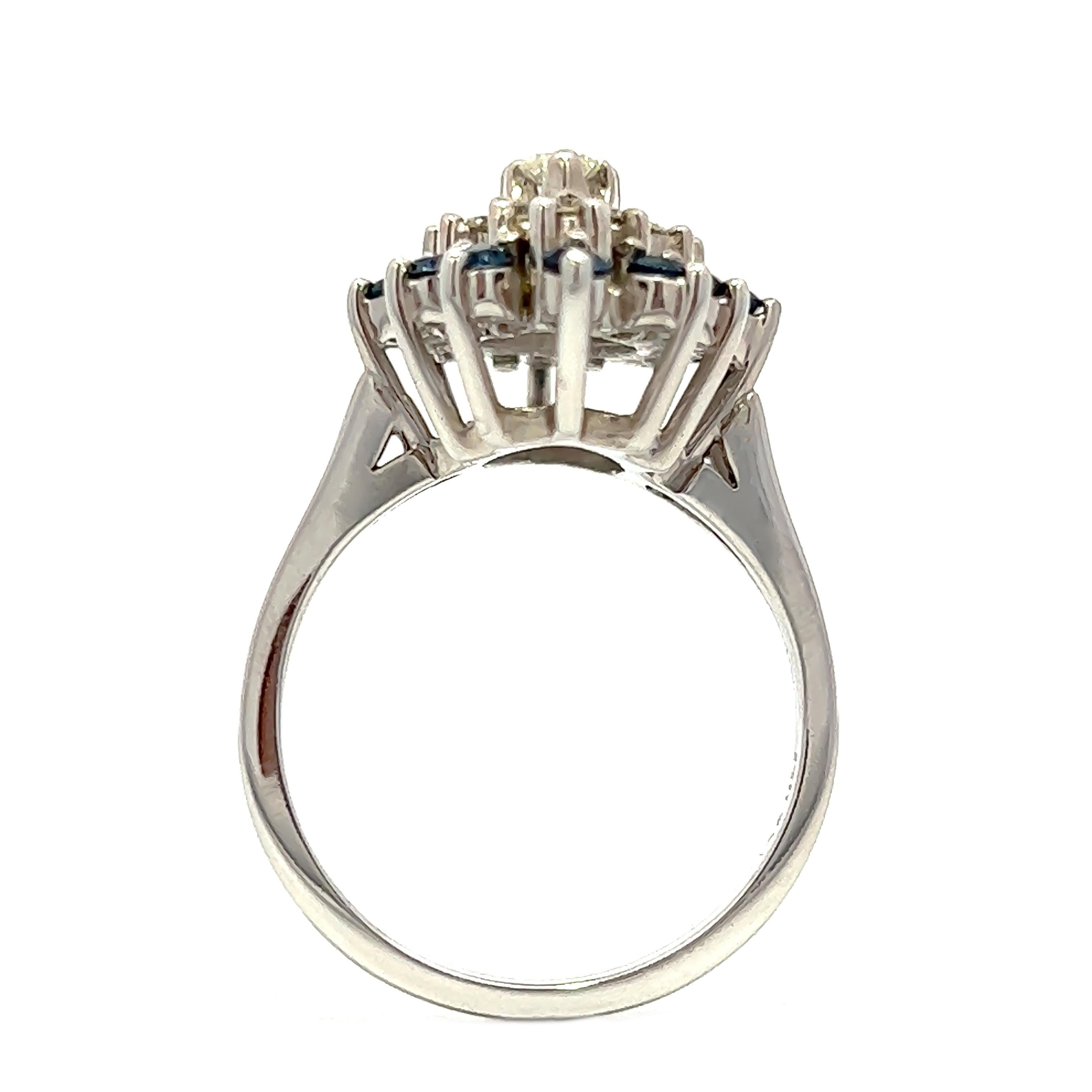 Dieser exquisite Ring ist aus hochwertigem 14-karätigem Weißgold gefertigt und besticht durch 12 atemberaubende blaue Saphire mit einem Gewicht von 0,40 ct und 13 funkelnde Diamanten mit einem Gesamtgewicht von 0,79 ct. Sie ist so konzipiert, dass