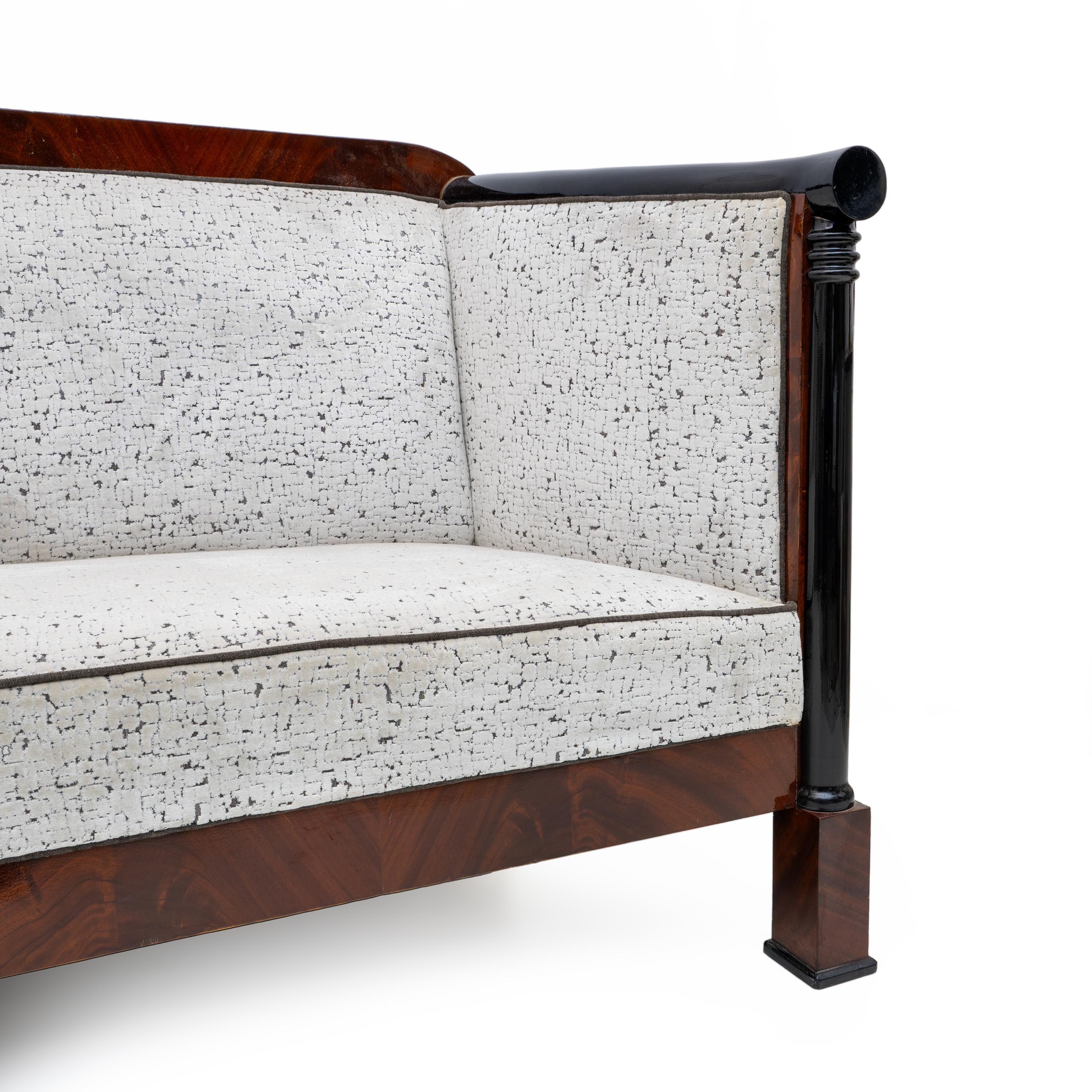 19th Century Biedermeier Mahogany Feather Sofa Vienna 1840 Bon état - En vente à Puglia, Puglia