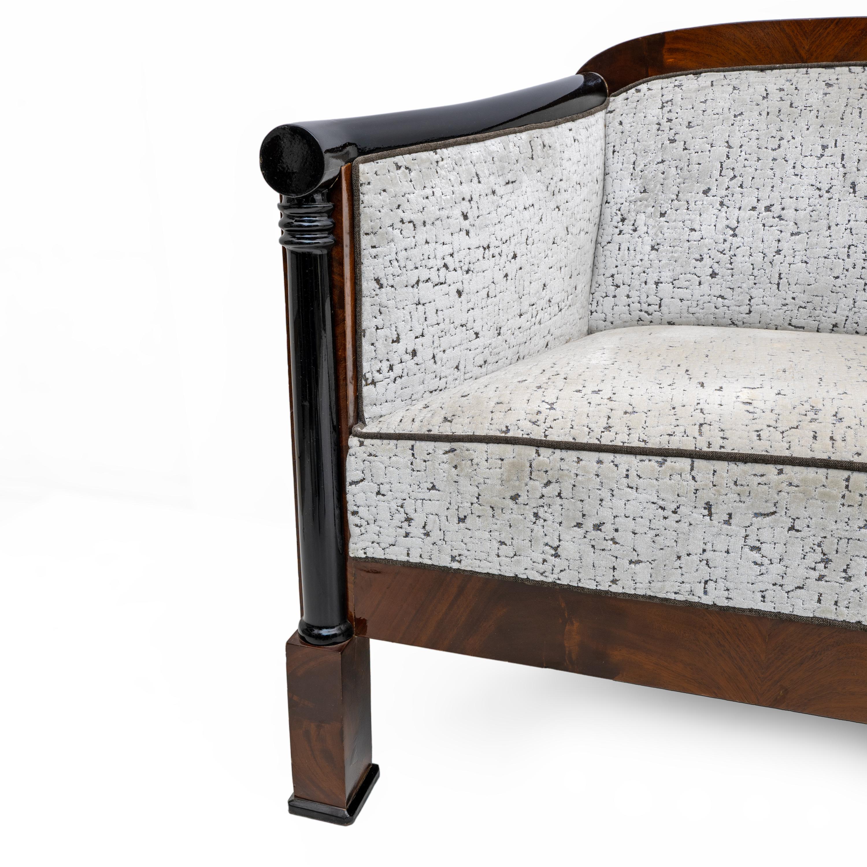 19th Century Biedermeier Mahogany Feather Two Armchairs and Sofa Vienna 1840 en vente 12