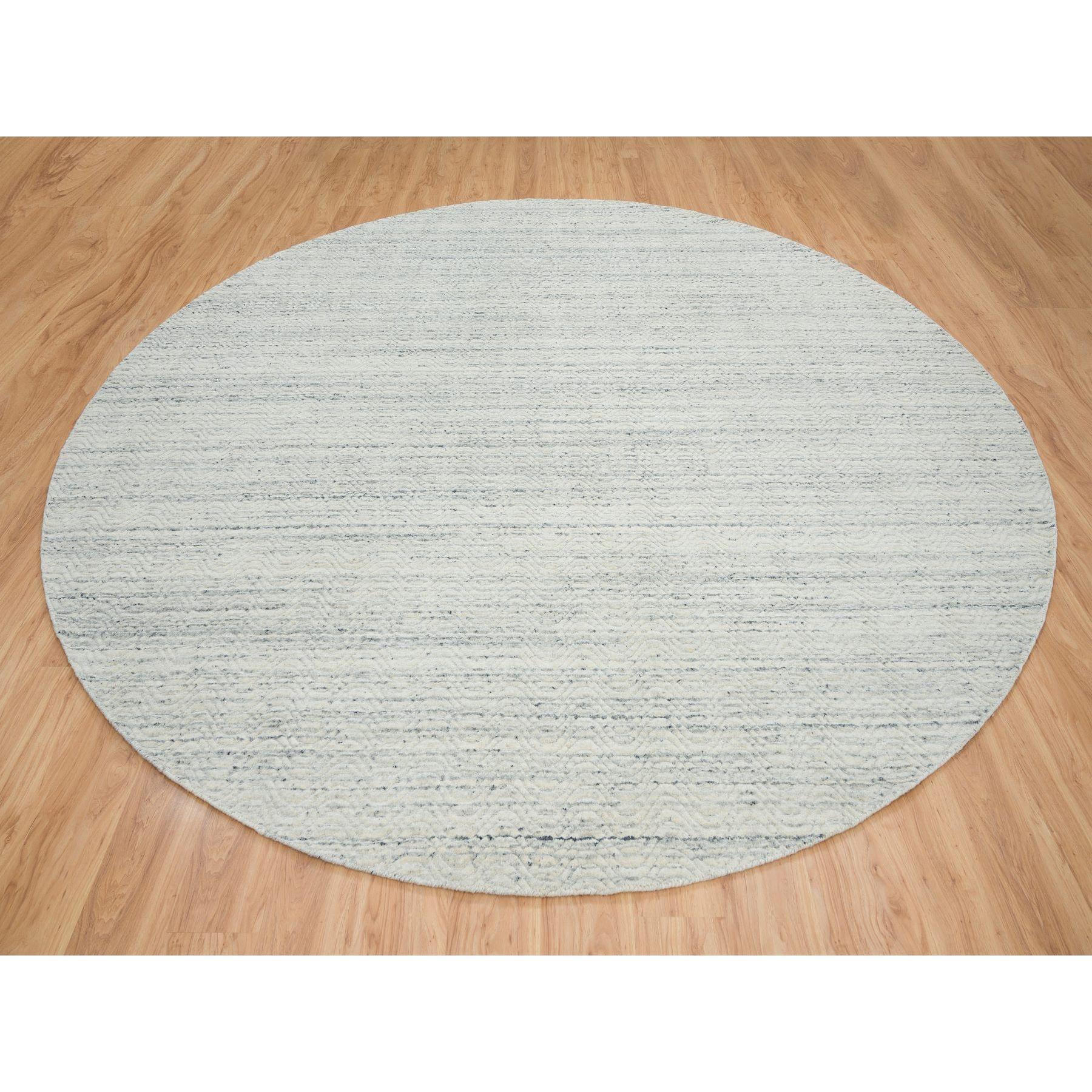 Dies ist eine wirklich echte one-of-a-kind Beige, Organic Wool Variegated Textured Modern Design, Hand Loomed, Round Oriental Rug. Es wurde monatelang in jahrhundertealten Webtechniken von erfahrenen Kunsthandwerkern gewebt.
Primäre MATERIALIEN: