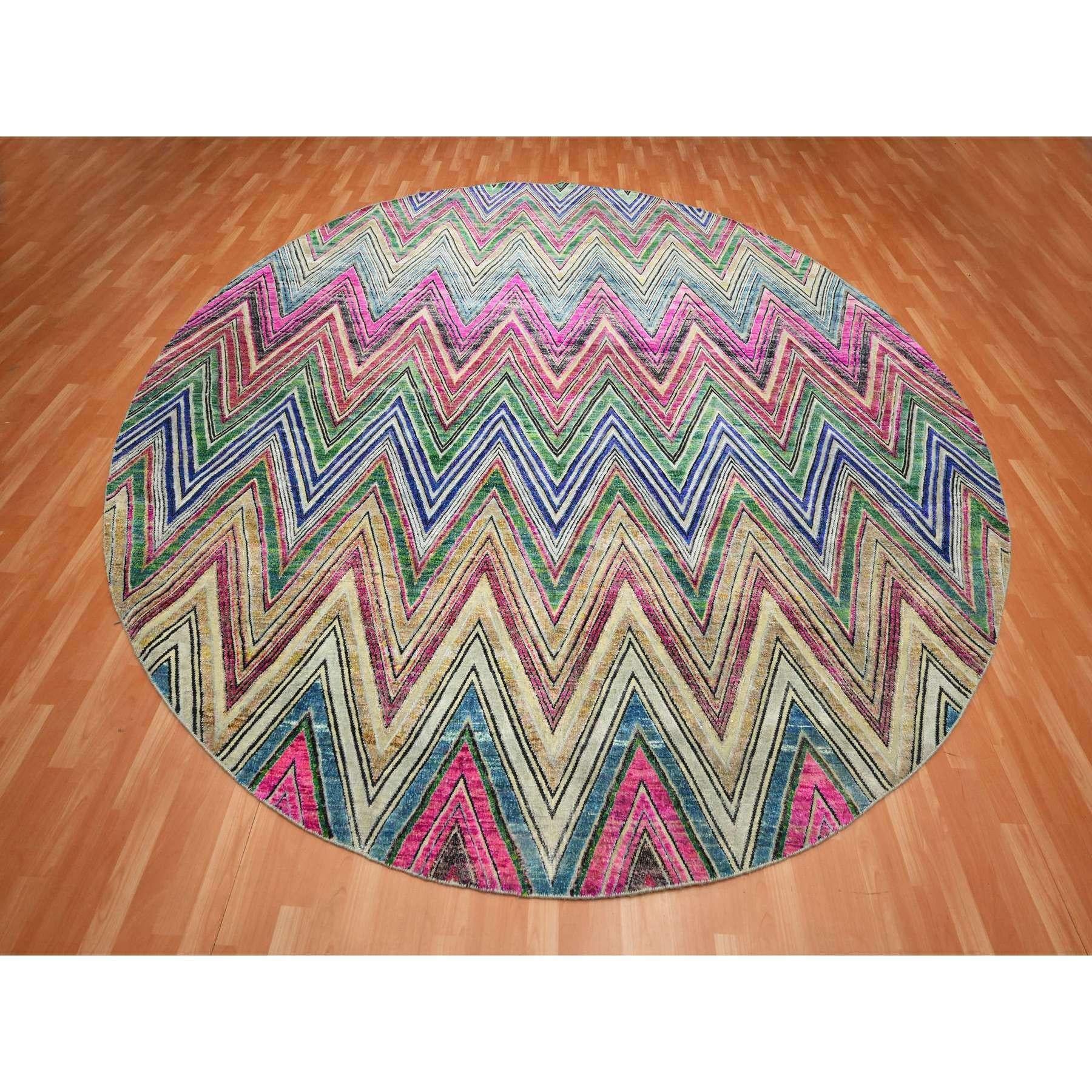 Rosa Fuscia, disegno Chevron colorato, annodato a mano, seta Sari con lana strutturata, rotondo, tappeto orientale
Materiali primari: Lana e seta
Lattice: No Pile 
altezza: 0,25 pollici
Stile: Di transizione
Colore primario: Rosa
Colori secondari: