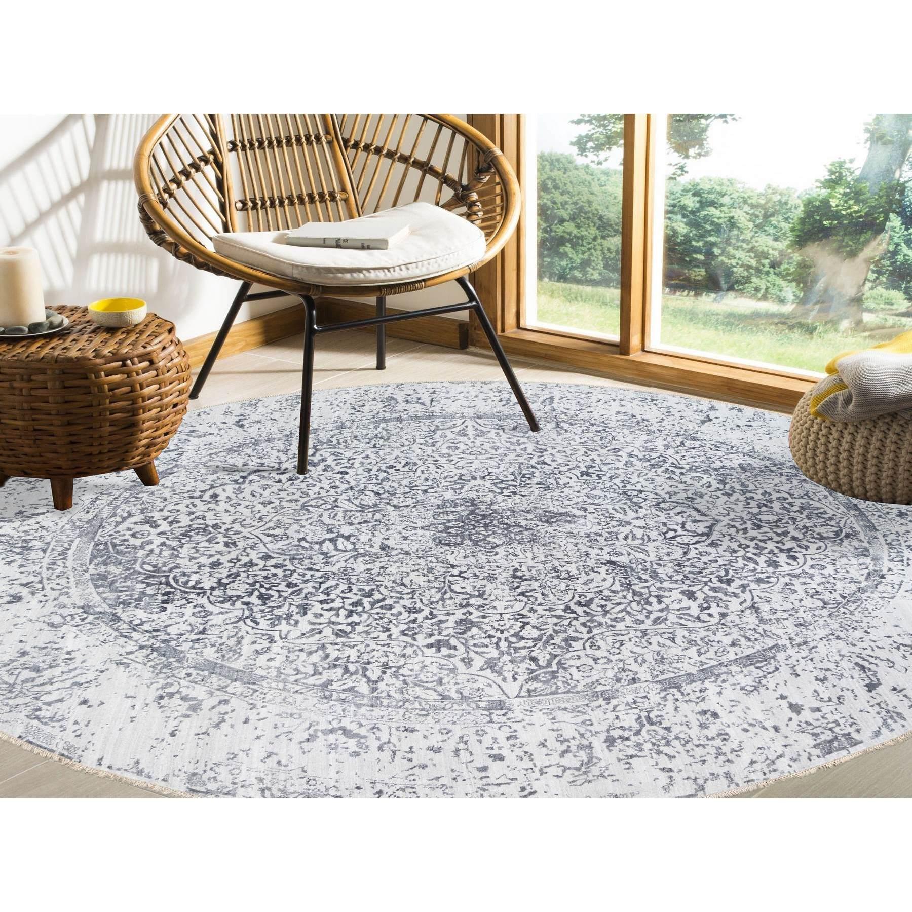 Dies ist eine wirklich echte one-of-a-kind Silver Gray, handgeknüpft gelöscht persischen Design, Wolle und reine Seide, Runde Orientteppich. Es wurde monatelang von erfahrenen Kunsthandwerkern in jahrhundertealten Webtechniken geknüpft.
Primäre