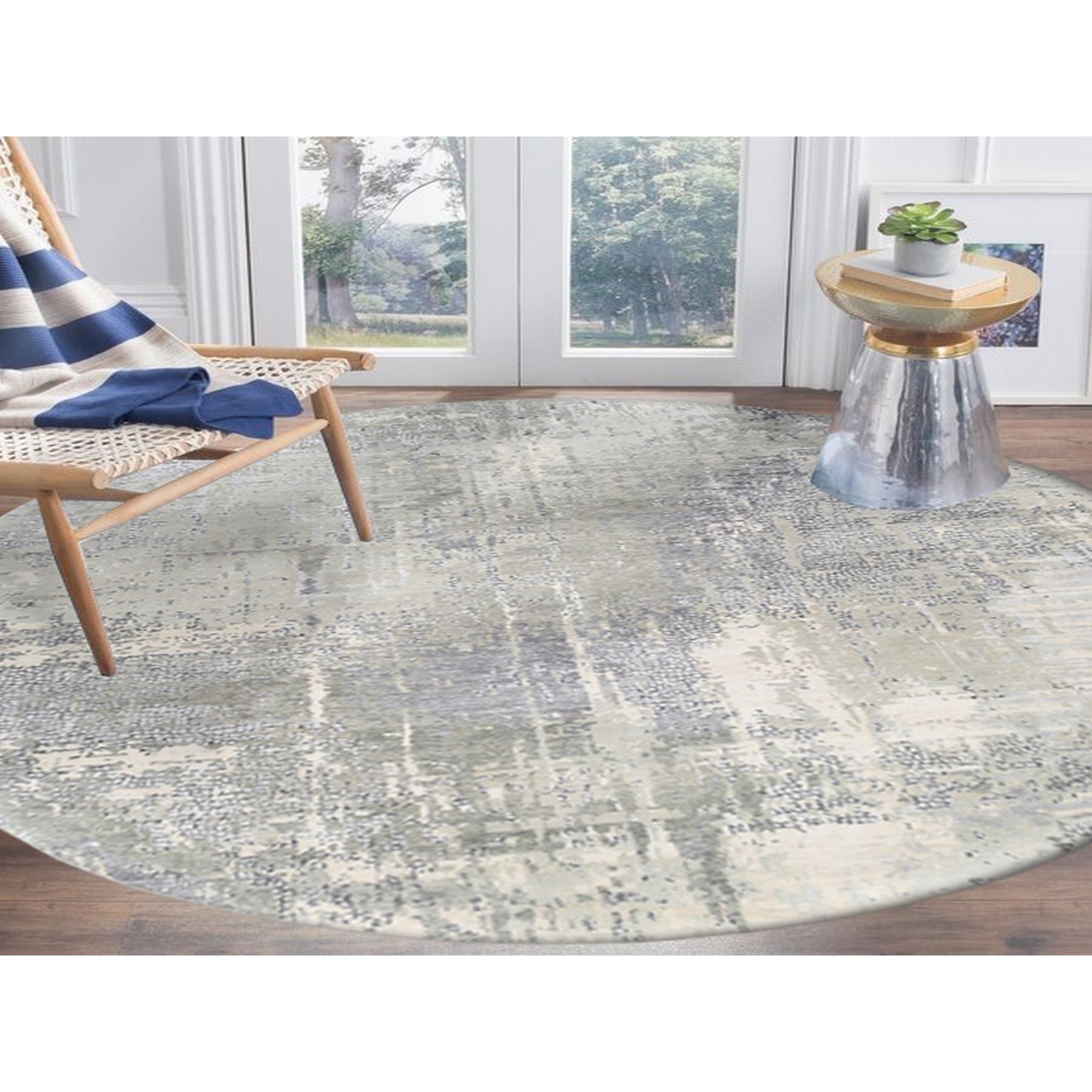 Si tratta di un autentico esemplare unico di Tappeto orientale annodato a mano con disegno a mosaico in lana e seta. È stato annodato per mesi e mesi secondo le secolari tecniche di tessitura persiana da esperti artigiani.
Materiali primari: Lana e