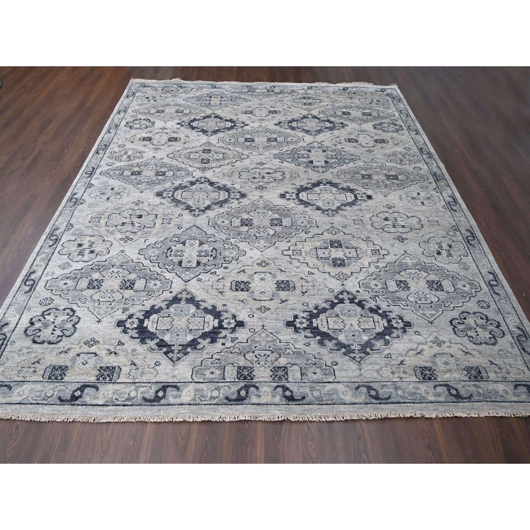 Il s'agit d'un véritable tapis d'Orient surdimensionné en laine nouée à la main, de couleur gris argenté, au design anatolien, de la Collection Supple, épais et pelucheux, extra doux. Il a été noué pendant des mois et des mois selon les techniques