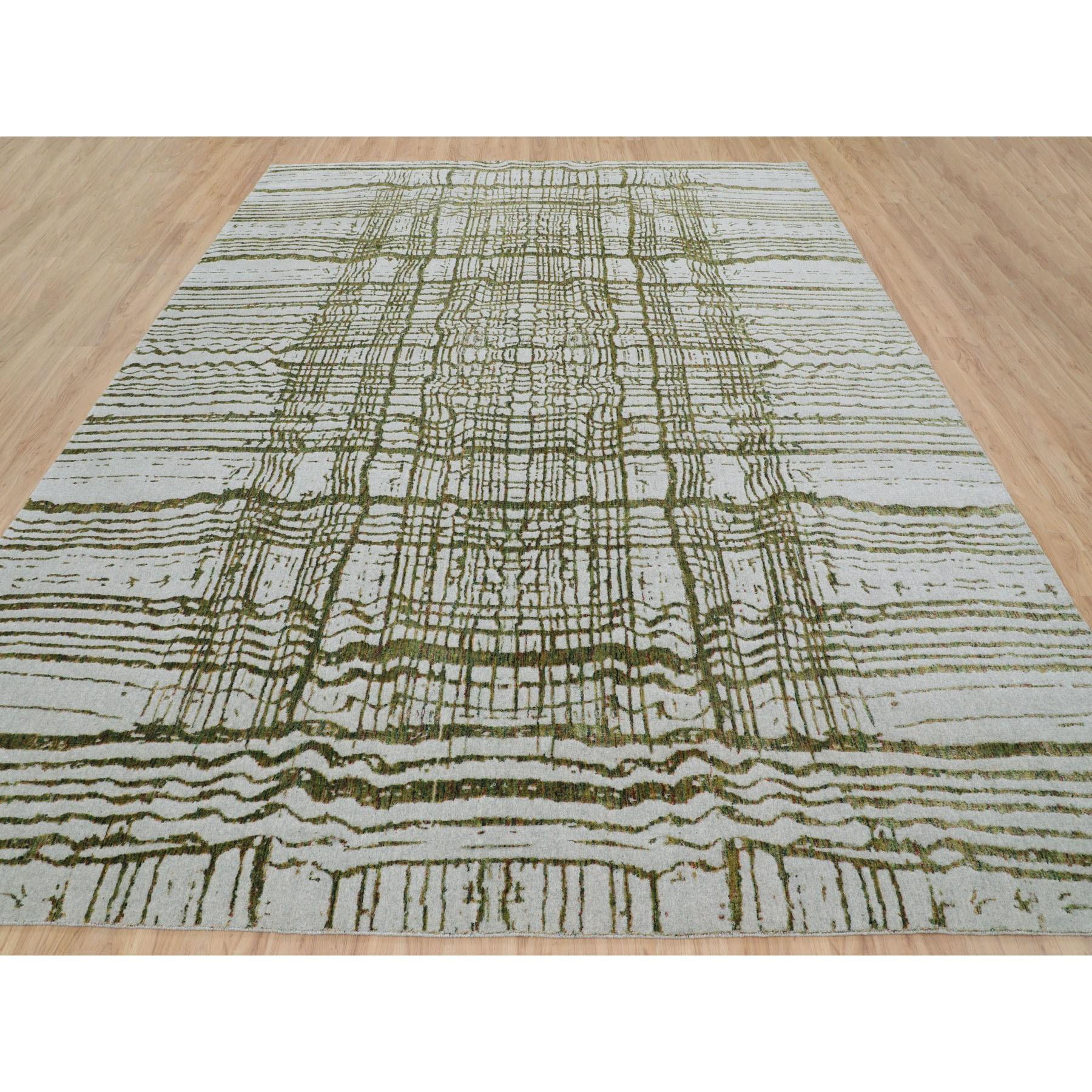 Il s'agit d'un véritable tapis d'Orient surdimensionné en jacquard fin vert, tissé à la main en laine moderne et soie d'art. Il a été tissé pendant des mois et des mois selon les techniques séculaires de l'artisanat persan par des artisans