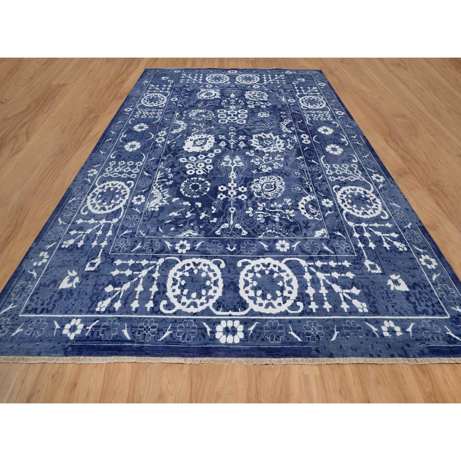 Nova Blue with Ivory, Hand Knotted, Tone on Tone, Tabriz with All Over Leaf Motif, Wool and Silk, Oversized, Oriental Rug
Matériaux primaires : Laine et soie
Latex : Pas de poils 
hauteur : 0,25 pouces
Style : Transitionnel
Couleur primaire :