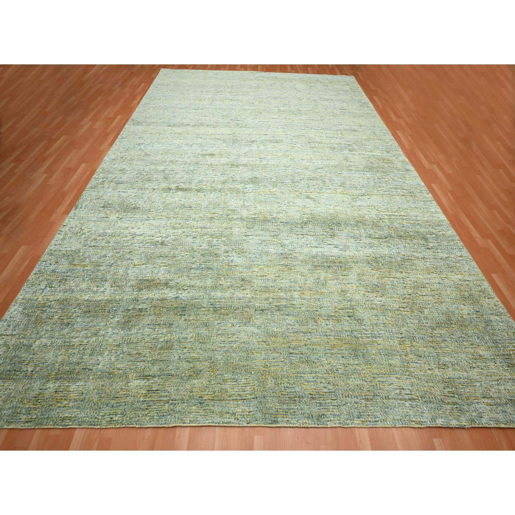 Lorbeergrün mit Gold, Römischer Schlüssel Design, Wolle & Seide, handgeknüpft, überdimensional, Orientteppich
Primäre MATERIALIEN: Wolle & Seide
Latex: Kein Flor 
Höhe: 0,25 Zoll
Stil: AM Contemporary
Grundfarbe: Grün
Sekundäre Farben: Gold, Blau,