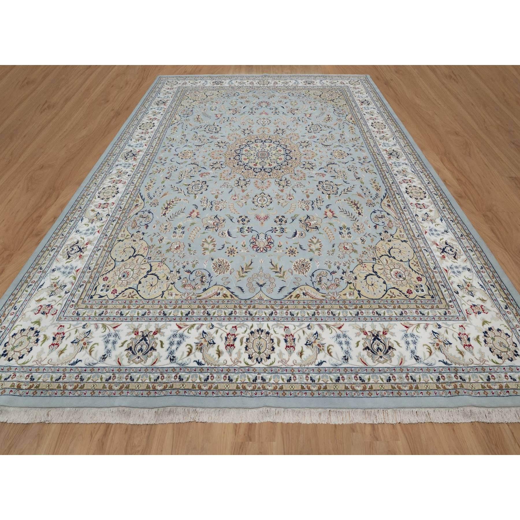 Schieferblau, Nain mit Blumenmedaillon Design, 250 KPSI, Handgeknüpft, Wolle und Seide, Weicher Flor, XL, Übergröße, Orientteppich
Primäre MATERIALIEN: Wolle & Seide
Latex: Kein Flor 
Höhe: 0,25 Zoll
Stil: Traditionell
Grundfarbe: Blau
Sekundäre