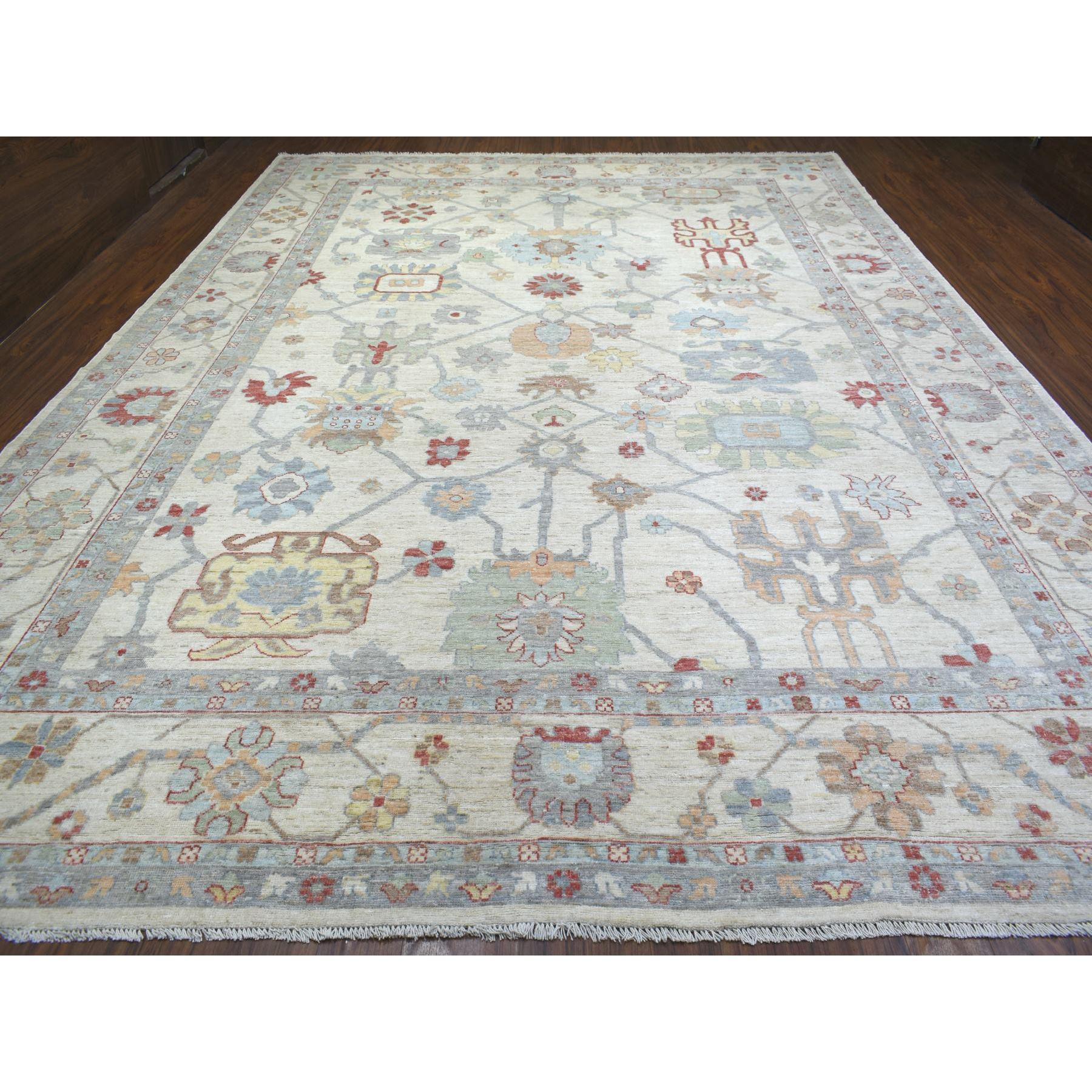 Elfenbein, afghanischer Angora Oushak mit All-Over-Design Naturfarben, handgeknüpft aus reiner Wolle, überdimensionaler Orientteppich
Primäre MATERIALIEN: Wolle
Latex: Kein Flor 
Höhe: 0,25 Zoll
Stil: Transitional
Grundfarbe: Elfenbein
Sekundäre