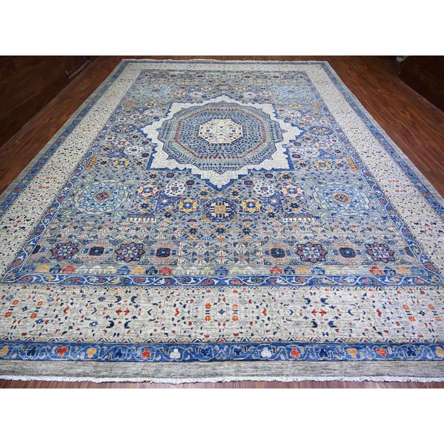 Il s'agit d'une véritable pièce unique, nouée à la main, de la Collection S/One, avec un design du 14e siècle de la dynastie Mamluke, tapis d'Orient. Il a été noué pendant des mois et des mois selon des techniques de tissage séculaires par des