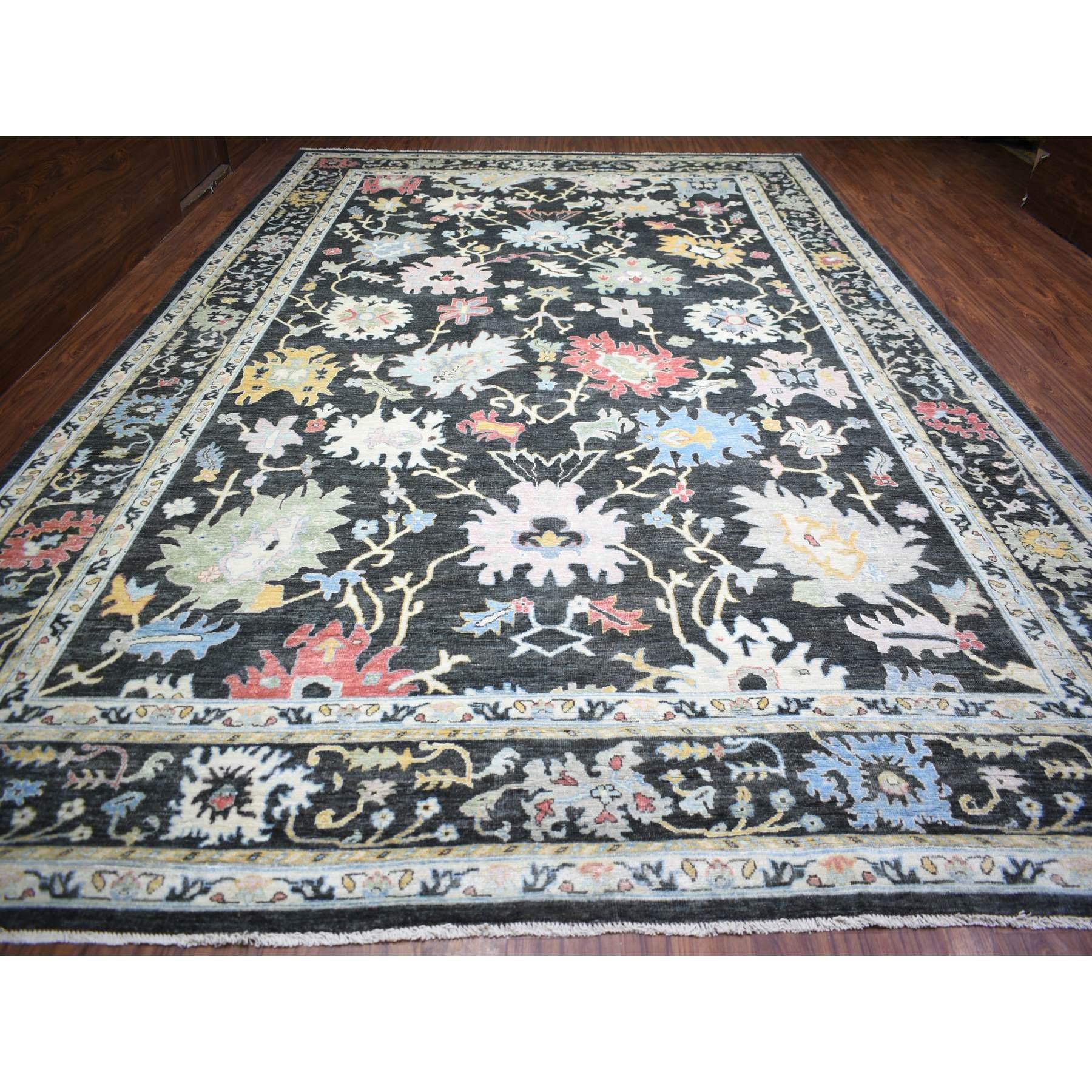 Dies ist eine wirklich echte one-of-a-kind Olive Schwarz, Afghan Angora Oushak mit bunten Motiven natürlichen Farben, weiche Wolle handgeknüpft, übergroße Orientteppich. Es wurde monatelang in jahrhundertealten Webtechniken geknüpft von 
Primäre