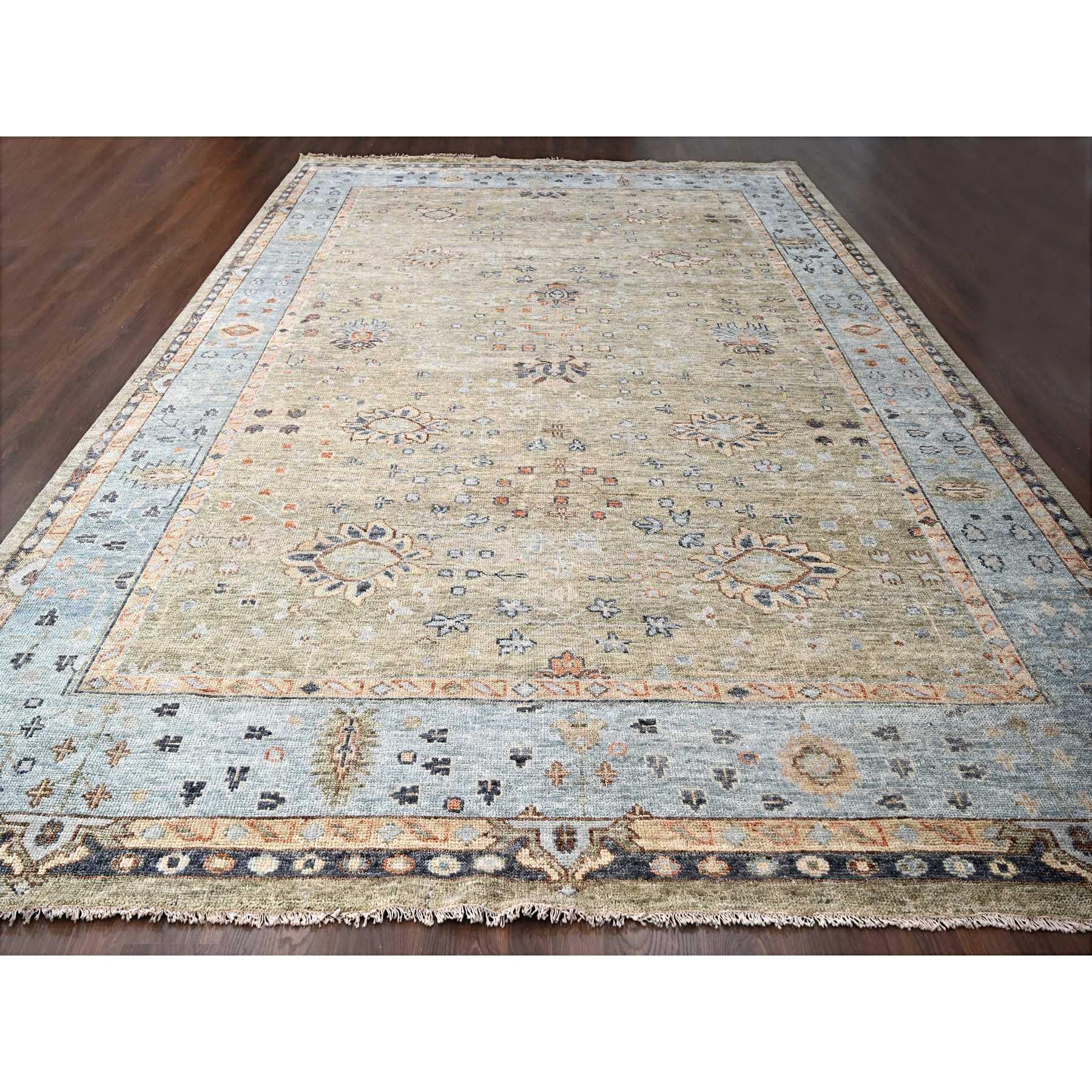Il s'agit d'un véritable tapis d'Orient noué à la main, en pure laine, unique en son genre. Il a été noué pendant des mois et des mois selon les techniques séculaires du tissage persan par des artisans experts.
Matières premières : Laine
Latex : Pas