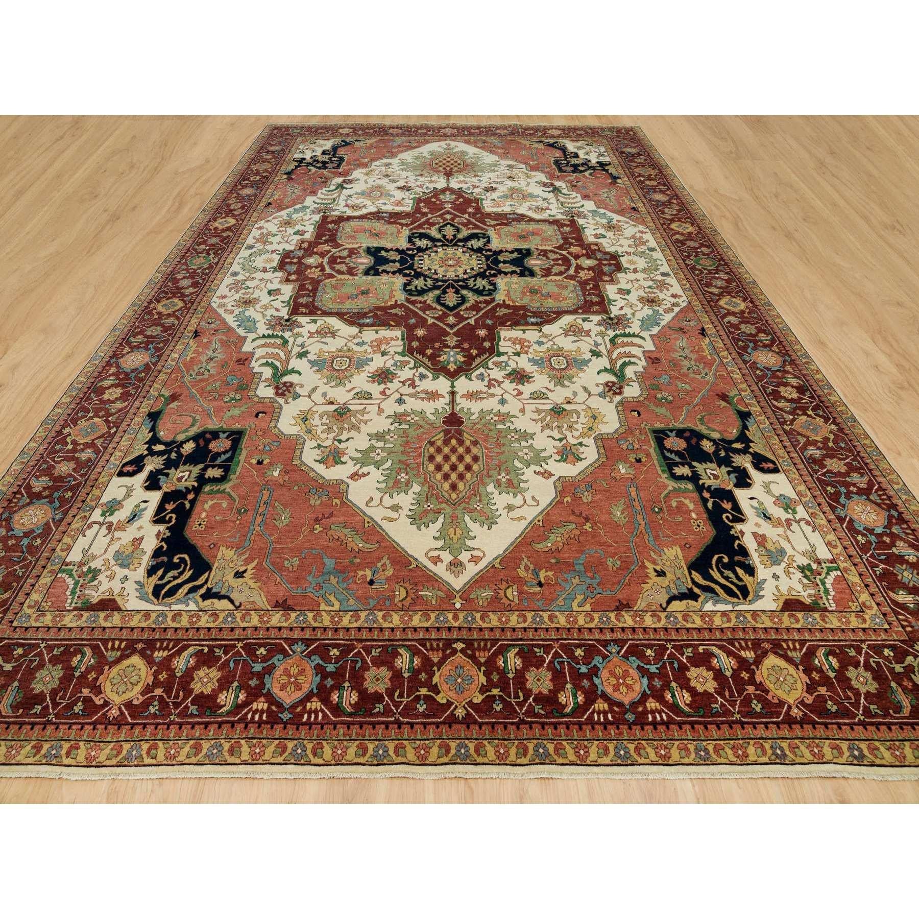 Se trata de una auténtica alfombra oriental de lana anudada a mano y envejecida con diseño de grandes medallones. Ha sido anudada durante meses y meses con técnicas artesanales de tejido centenarias por expertos artesanos.
Materiales primarios: