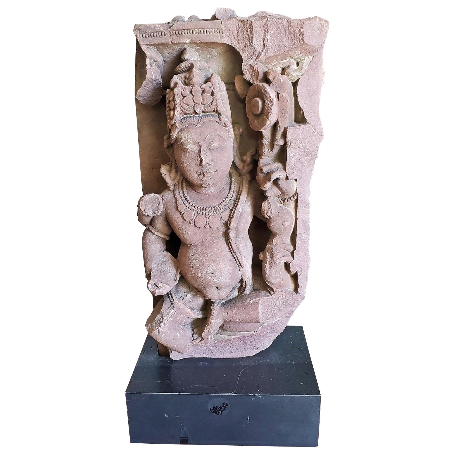 11C Roter Sandsteintopf mit Gürtel und Vishnu-Schnitzerei