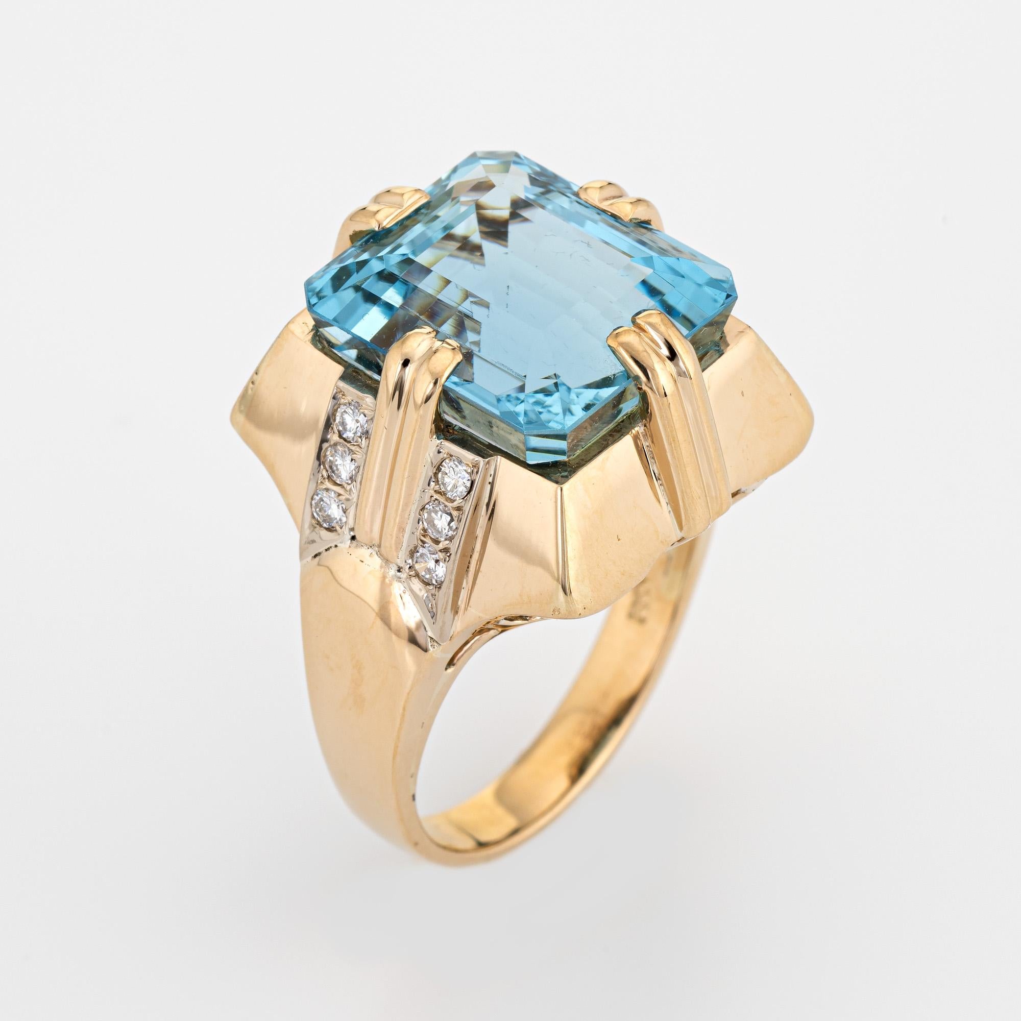 Elegante anello cocktail vintage stimato a 11 carati con acquamarina e diamanti (circa anni '60) realizzato in oro giallo 14 carati. 

L'acquamarina taglio smeraldo misura 13,5 mm x 12 mm (stima 11 carati). L'acquamarina è in ottime condizioni e non
