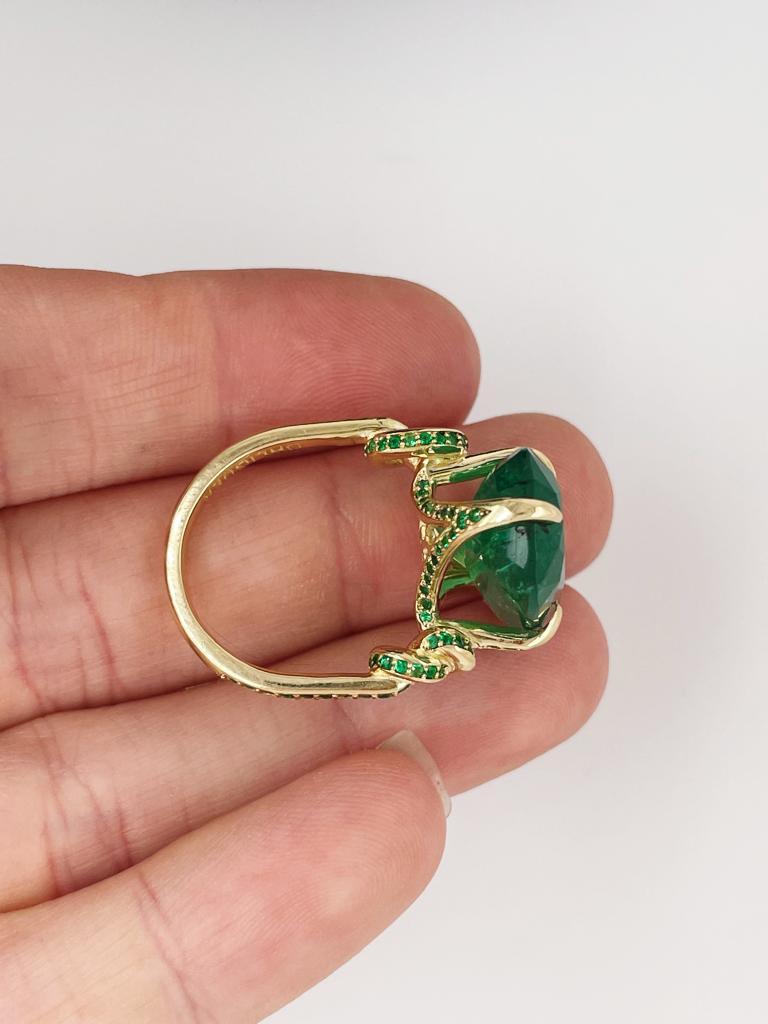 12.68ct Cushion cut emerald Forget Me Knot ring in 18ct yellow gold For Sale 11
