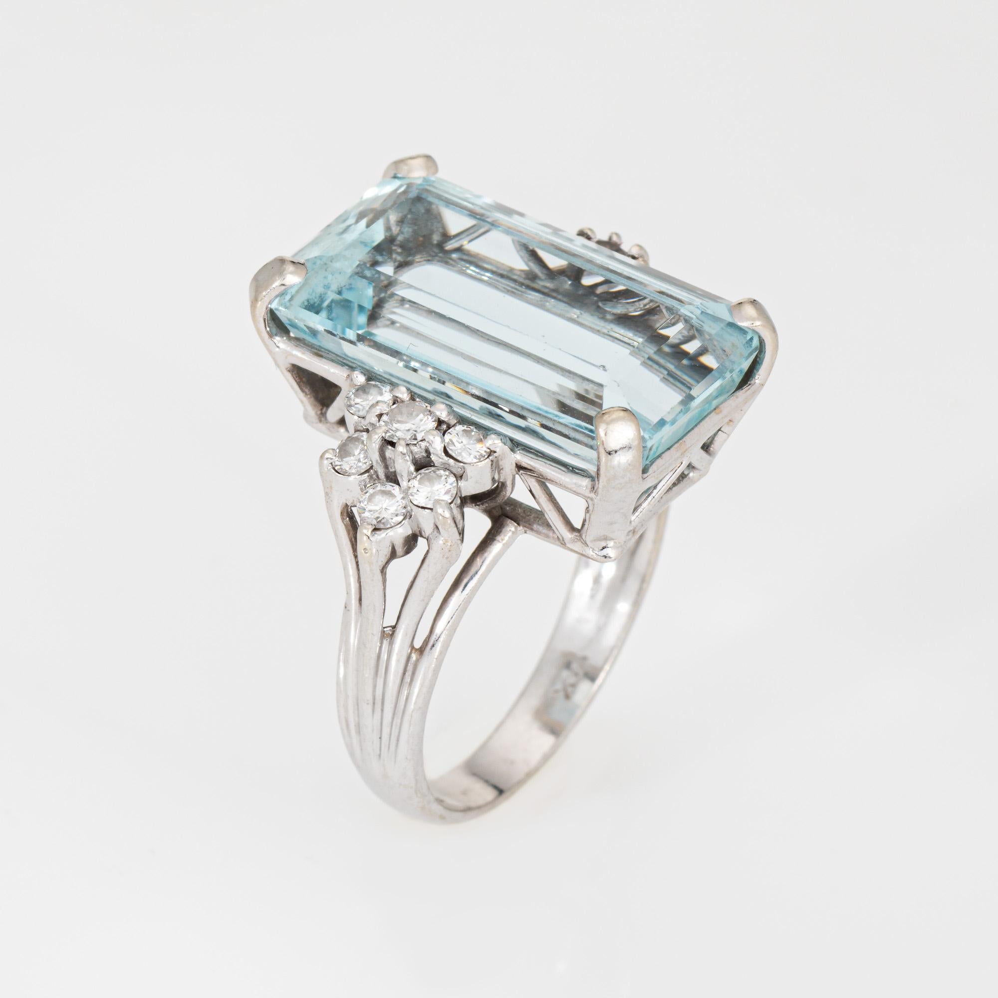 Élégante bague cocktail vintage en aigue-marine et diamant, réalisée en or blanc 14 carats. 

L'aigue-marine taille émeraude mesure 18 mm x 10,5 mm (estimée à 11 carats). L'aigue-marine est en très bon état et ne présente ni fissure ni éclat. 12
