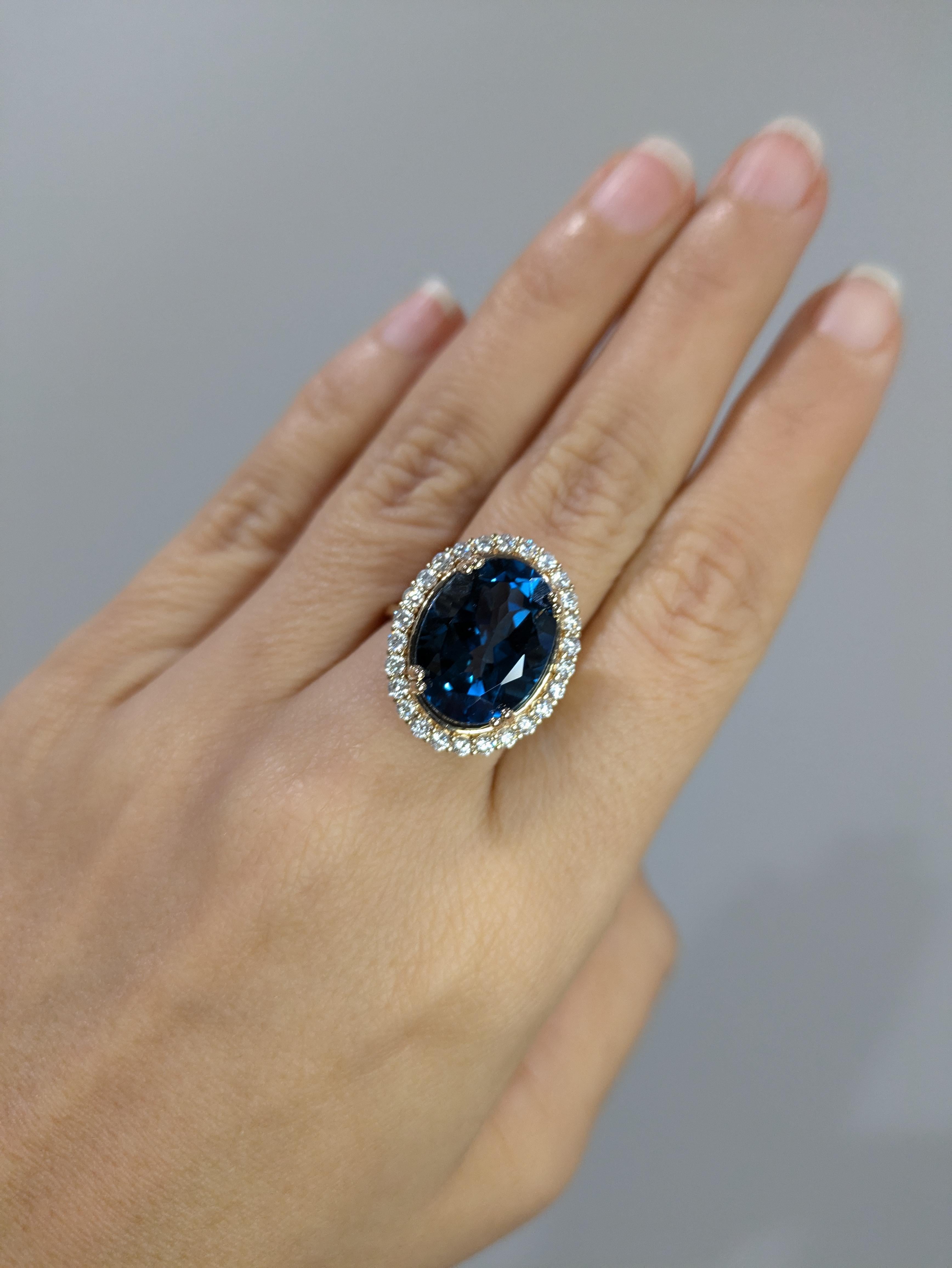 Lassen Sie sich von diesem wunderschönen Londoner Blautopasring mit einem schillernden Diamantenhalo mitreißen. Wir lieben dieses schlichte Halo-Ring-Design mit einem großen Stein von 11,65 Karat! Ein wunderschöner moderner Look, der perfekt