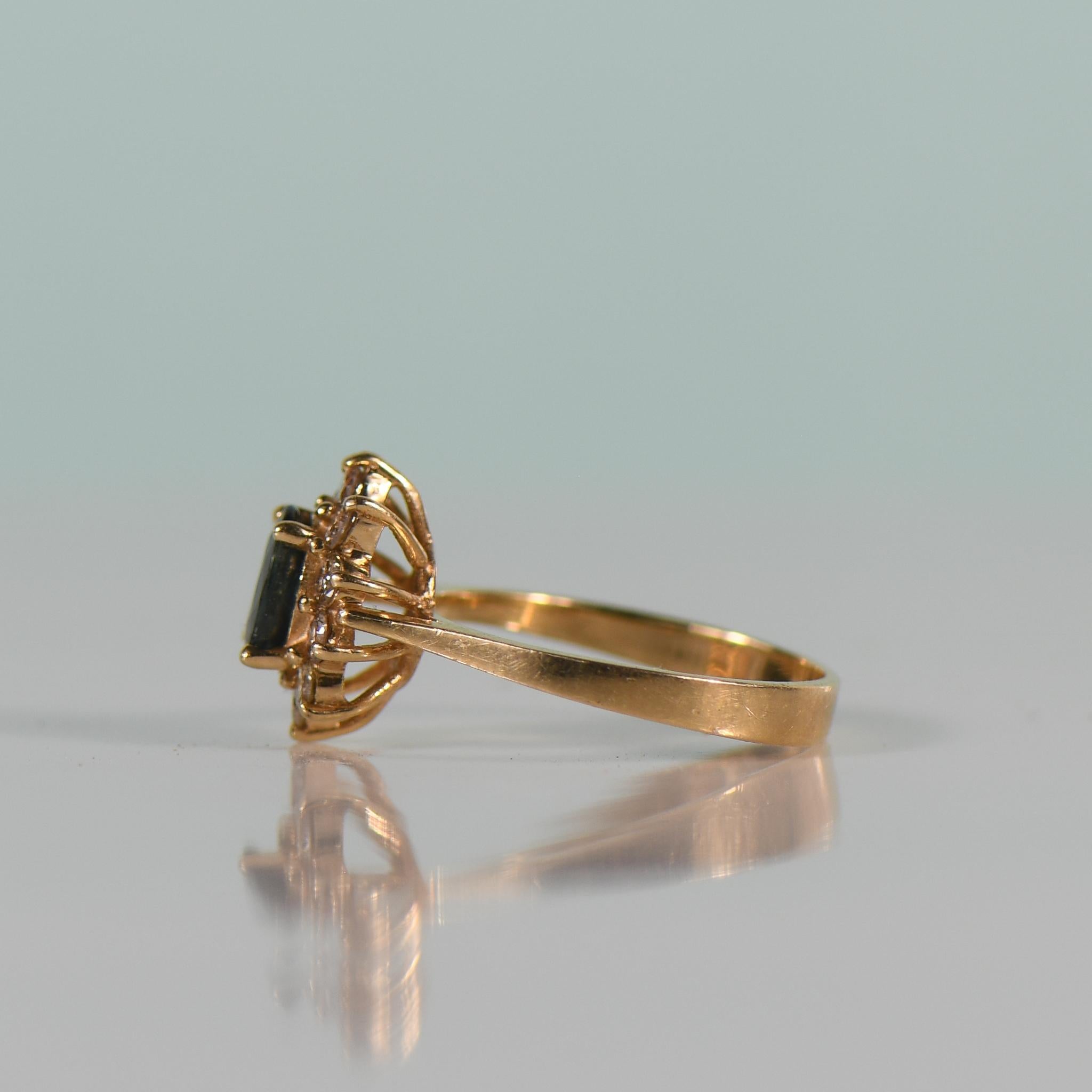 Treten Sie ein in eine Welt der Verzauberung mit diesem fesselnden Ring aus 14-karätigem Gold mit einem faszinierenden 1,1-karätigen nachtblauen Saphir, der von einem Heiligenschein aus funkelnden Diamanten von insgesamt 0,33 Karat umgeben ist. Der