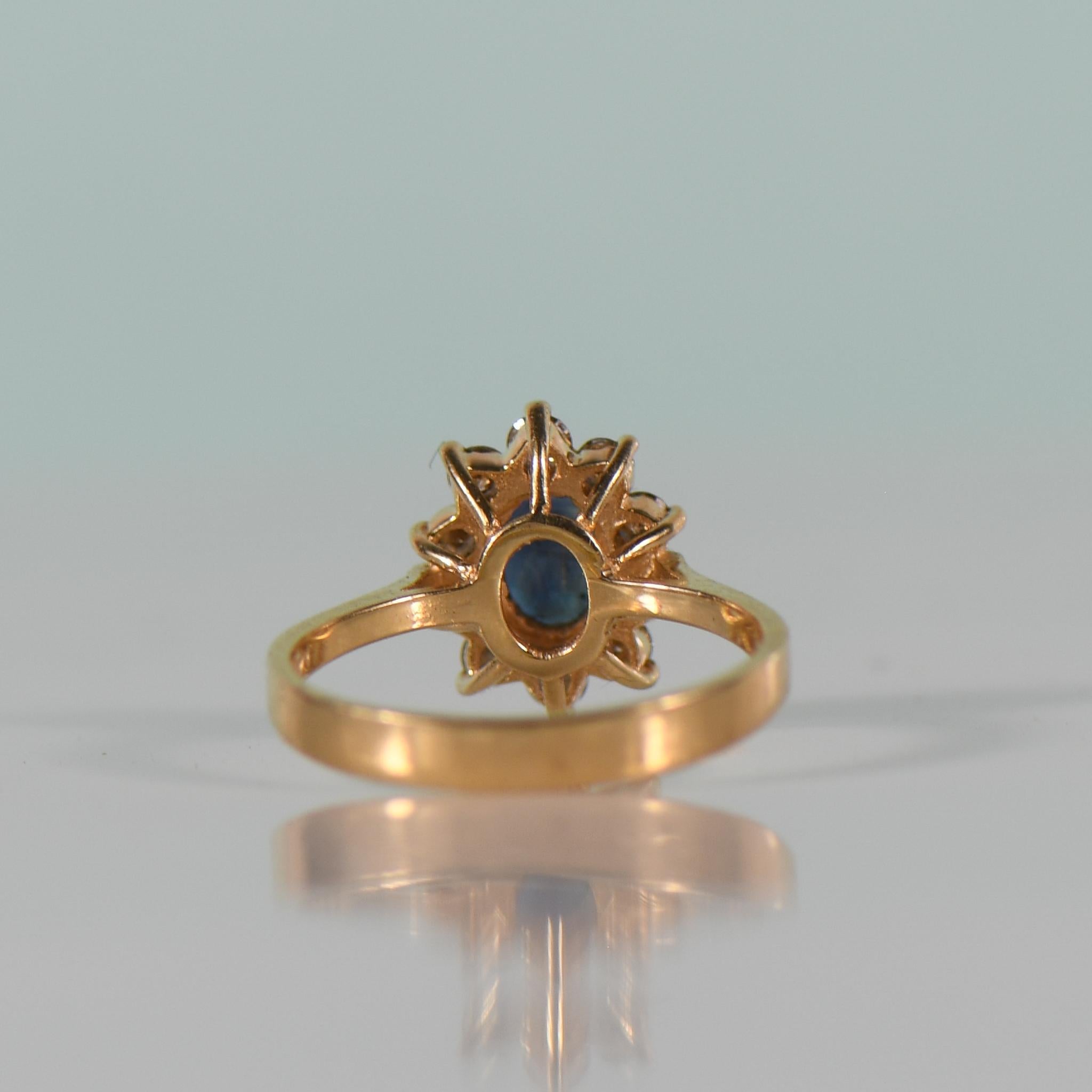 1.1 Karat Mitternachtsblauer Saphir Oval 0,33 Karat Gesamtkaratgewicht Diamant Cluster 14K Gold Ring (Ovalschliff) im Angebot