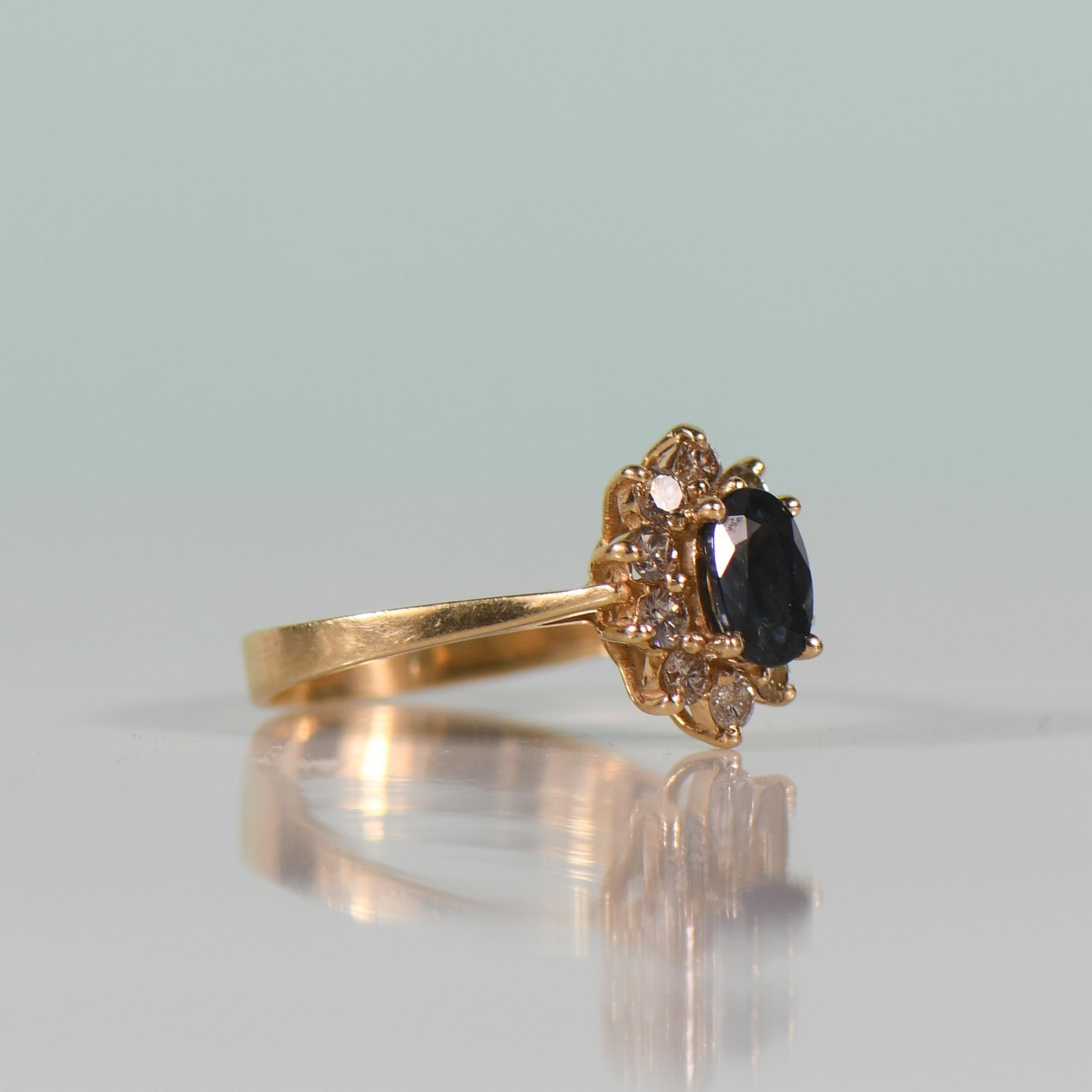 1.1 Karat Mitternachtsblauer Saphir Oval 0,33 Karat Gesamtkaratgewicht Diamant Cluster 14K Gold Ring im Zustand „Gut“ im Angebot in Addison, TX