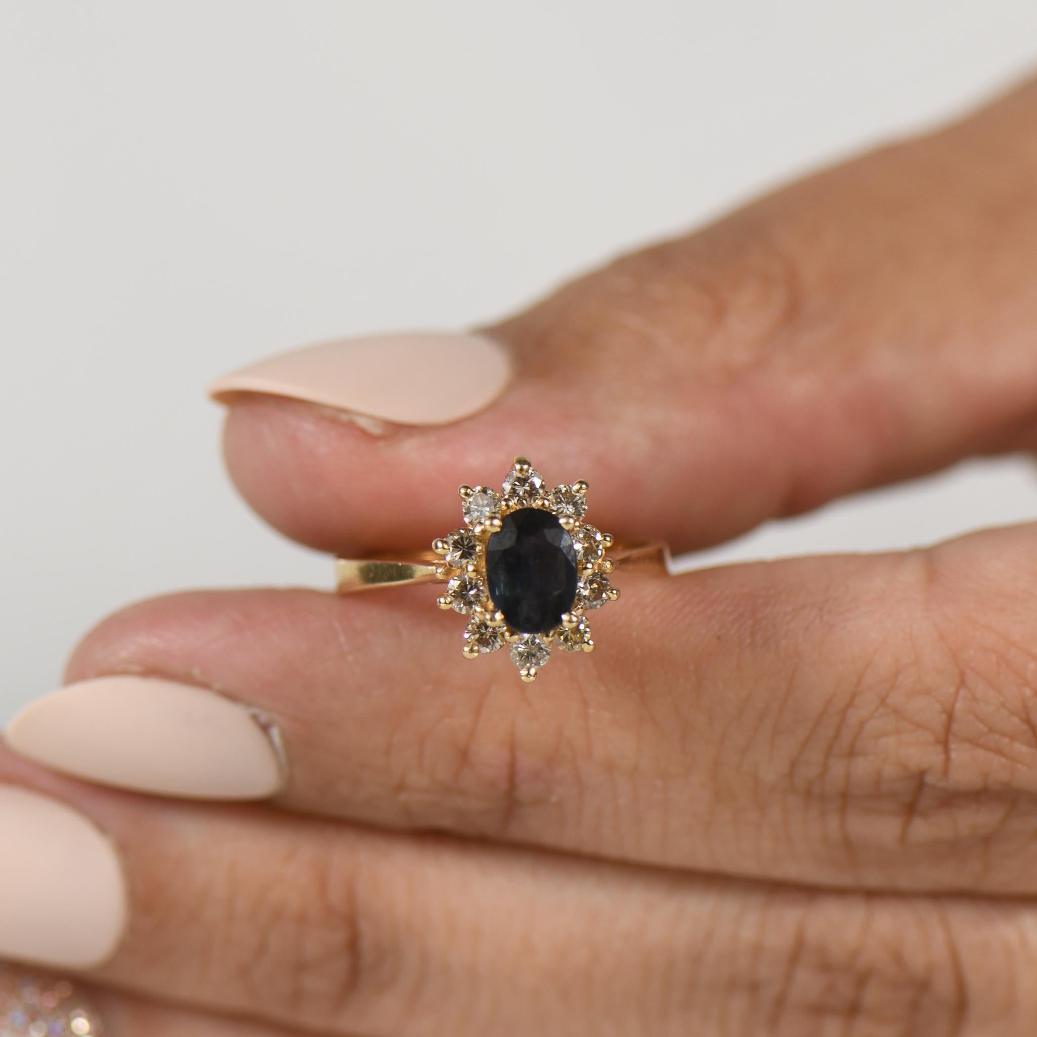 1,1ct Midnight Blue Sapphire Oval 0,33cttw Diamond Cluster 14K Gold Ring Pour femmes en vente