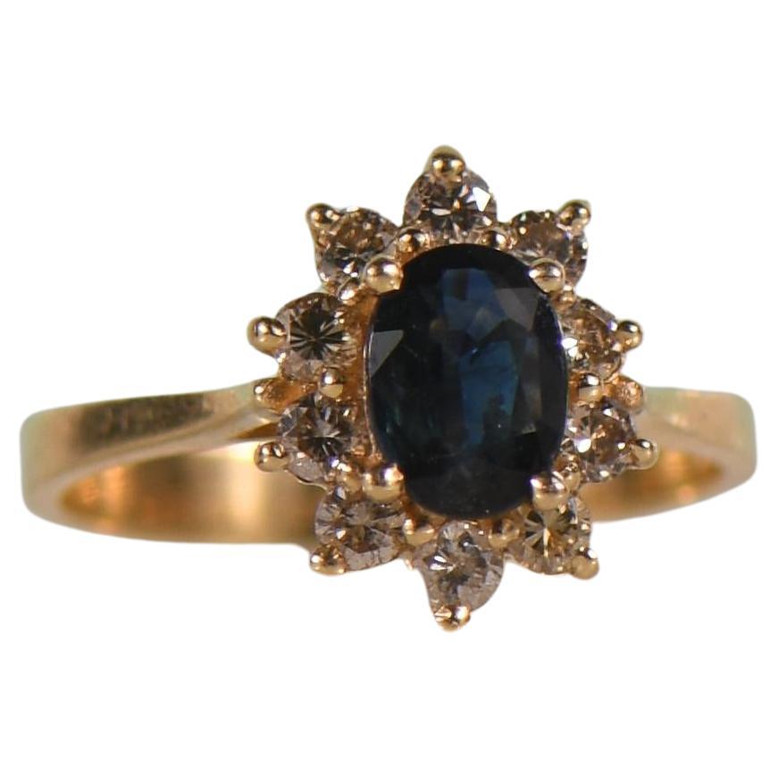 1.1 Karat Mitternachtsblauer Saphir Oval 0,33 Karat Gesamtkaratgewicht Diamant Cluster 14K Gold Ring im Angebot