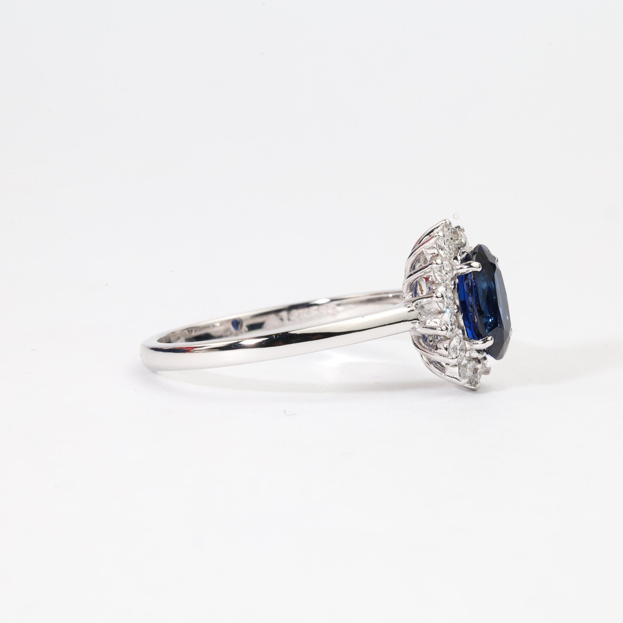 Anello di fidanzamento con zaffiro blu ovale naturale e diamante a raggiera da 1,1 carati - Oro bianco 18 carati In condizioni Nuovo in vendita a Jaipur, RJ