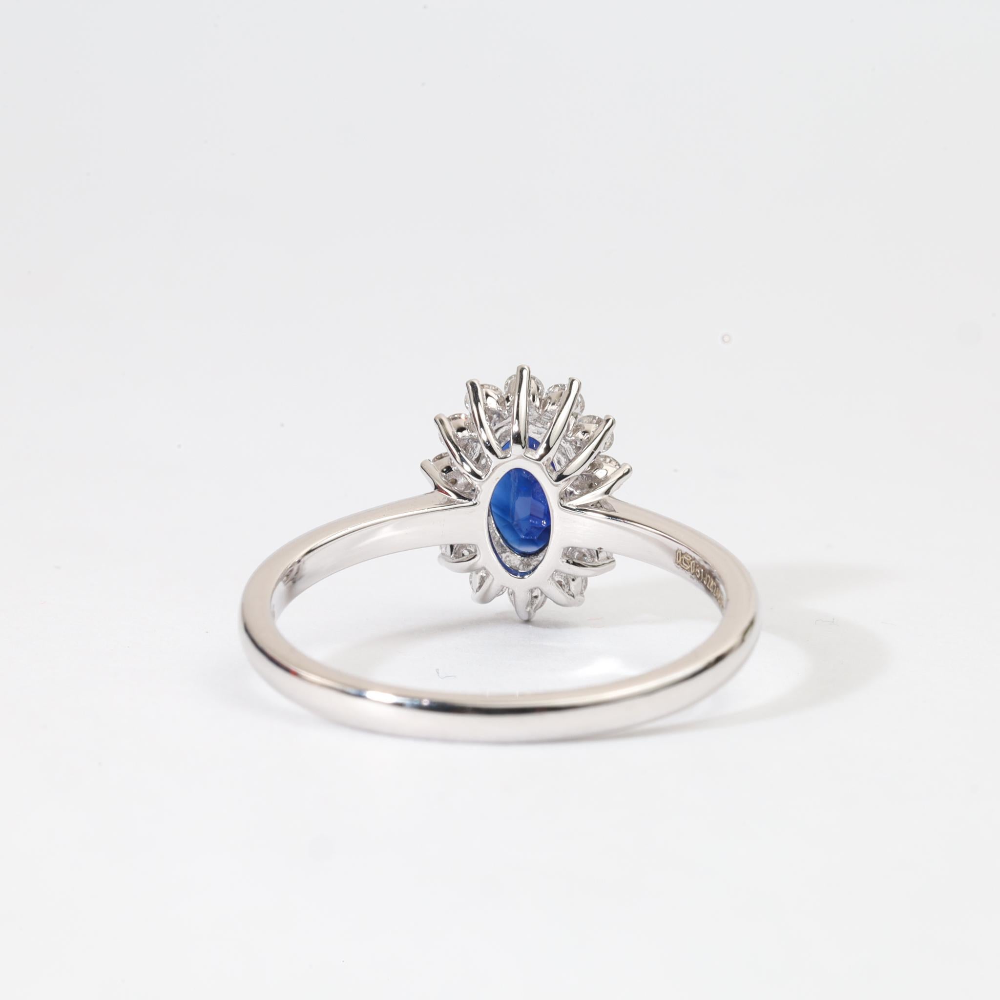 Donna Anello di fidanzamento con zaffiro blu ovale naturale e diamante a raggiera da 1,1 carati - Oro bianco 18 carati in vendita