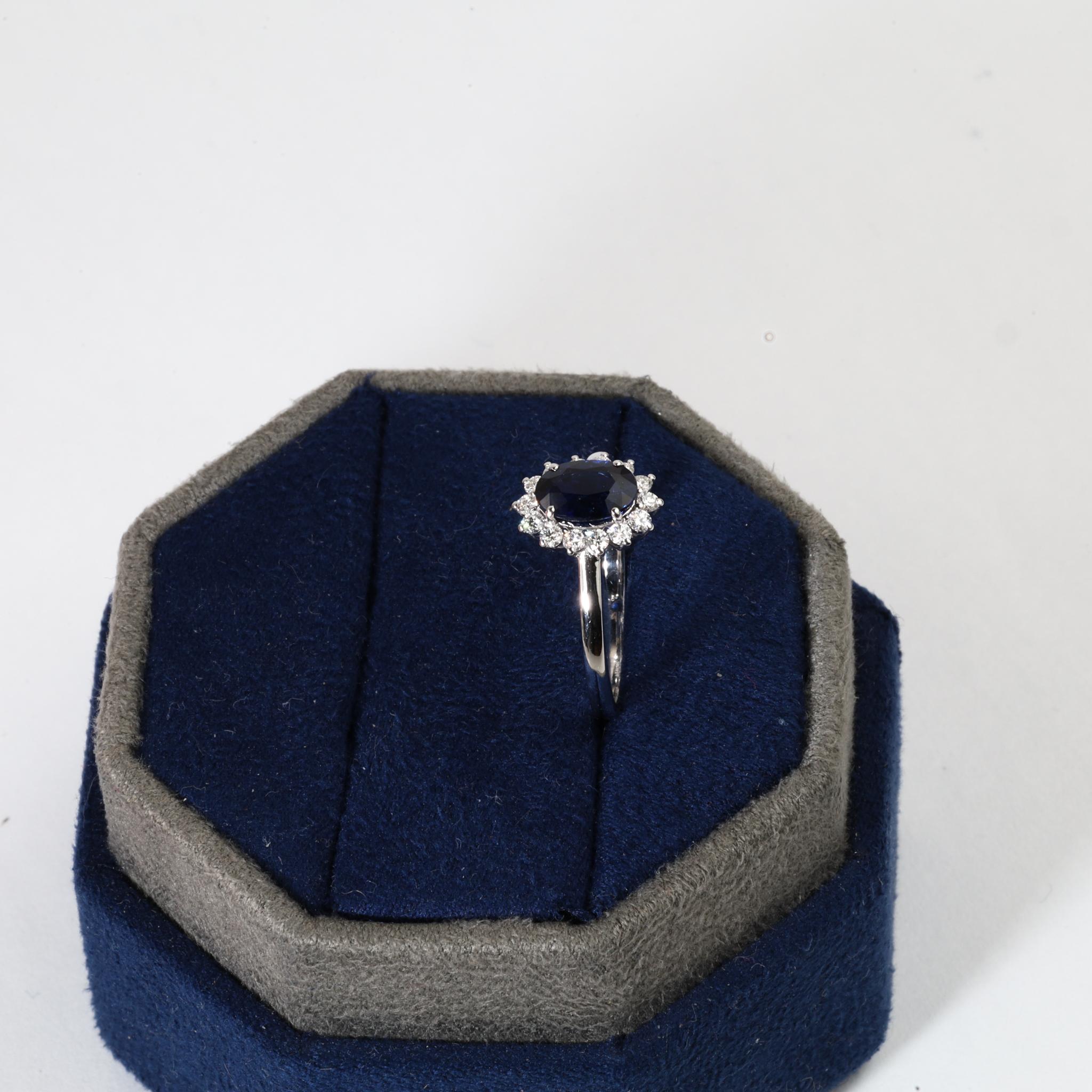 Anello di fidanzamento con zaffiro blu ovale naturale e diamante a raggiera da 1,1 carati - Oro bianco 18 carati in vendita 2