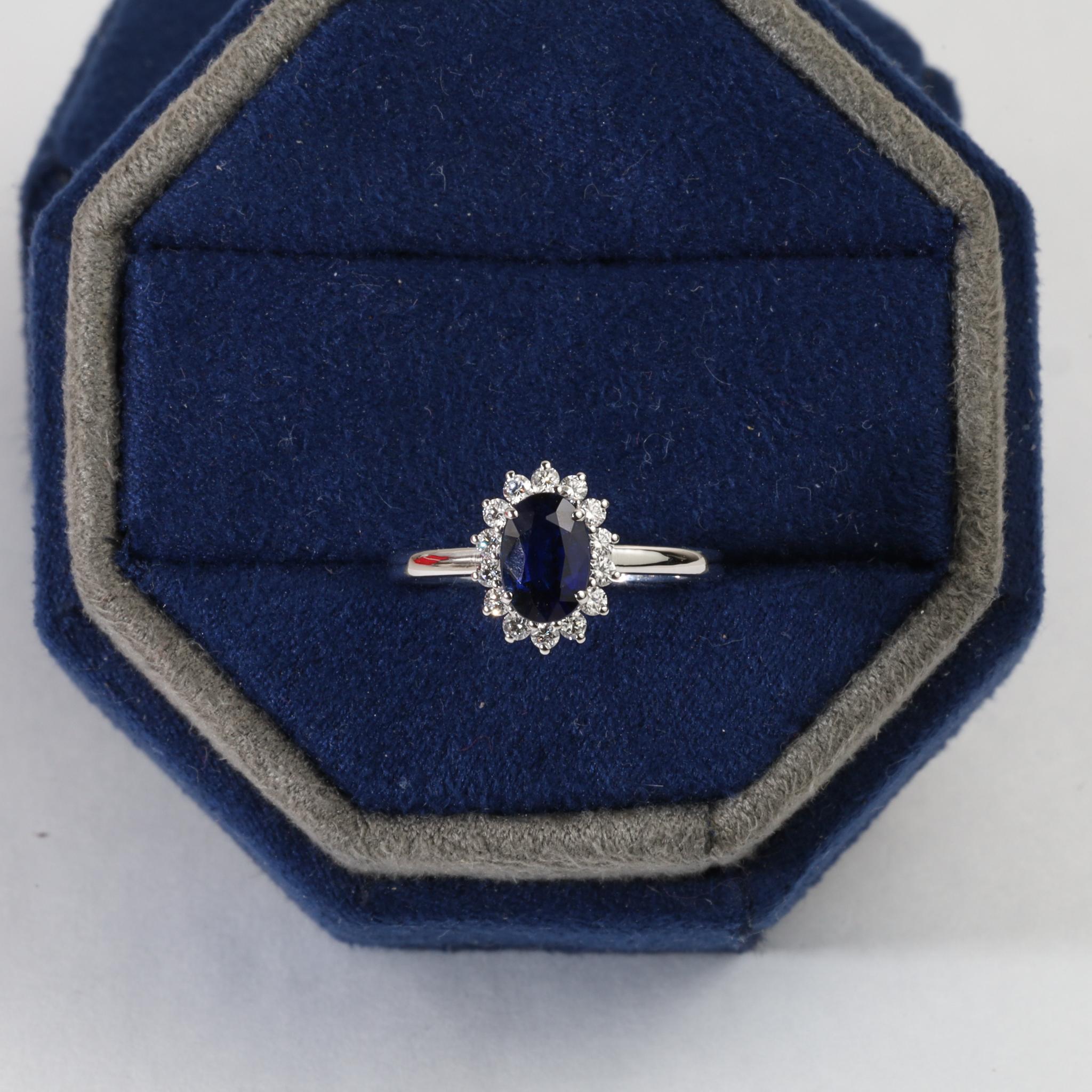 Anello di fidanzamento con zaffiro blu ovale naturale e diamante a raggiera da 1,1 carati - Oro bianco 18 carati in vendita 3