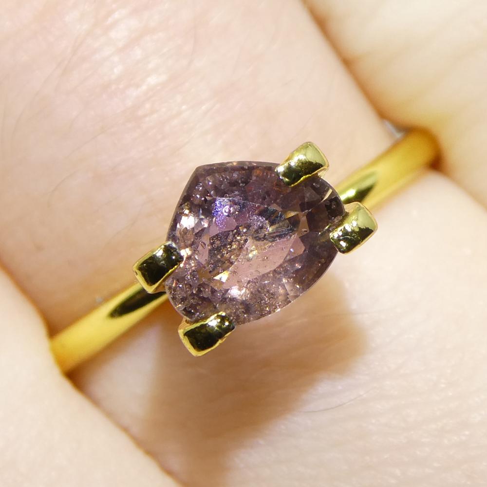 Descrizione:

Tipo di gemma: Zaffiro 
Numero di pietre: 1
Peso: 1.1 carati
Misure: 7,07 x 5,90 x 3,18 mm
Forma: A pera
Stile di taglio Corona: Taglio brillante
Padiglione Stile di Taglio: Taglio a gradini 
Trasparenza: Trasparente
Chiarezza: