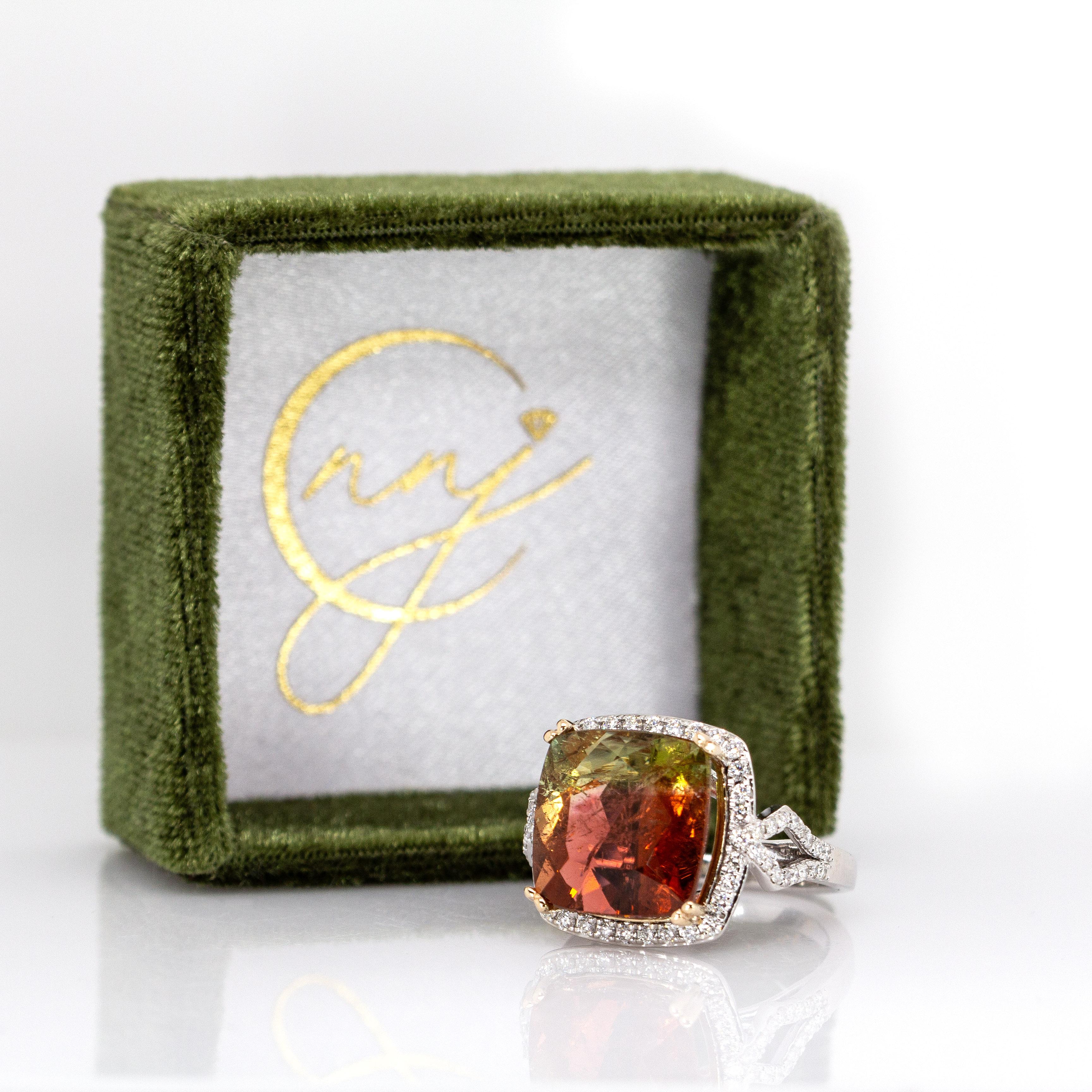 Anillo de Turmalina Bicolor de 11cts con Halo de Diamante Natural en Oro Macizo Dual de 14K Corte cojín en venta