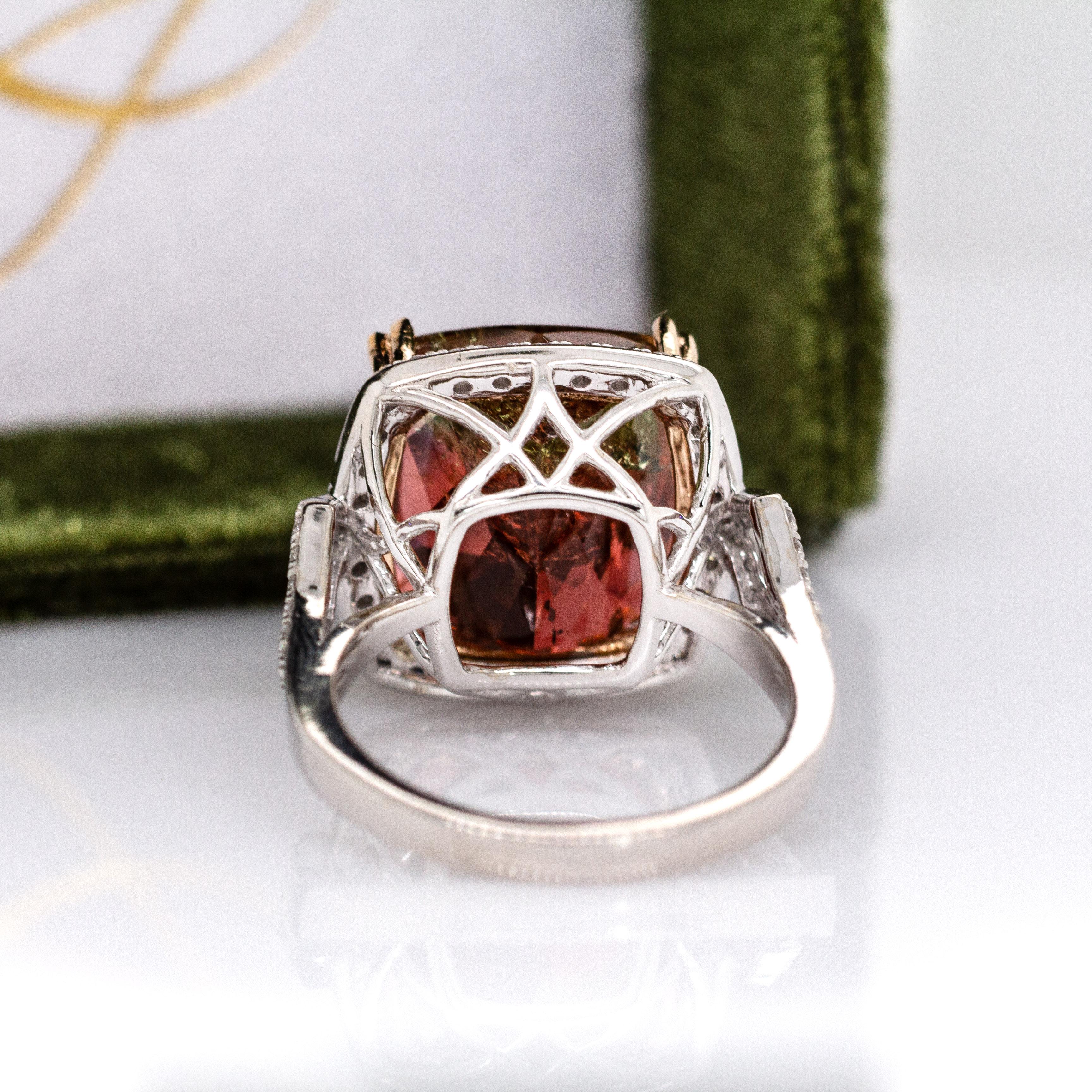 Anillo de Turmalina Bicolor de 11cts con Halo de Diamante Natural en Oro Macizo Dual de 14K en venta 2