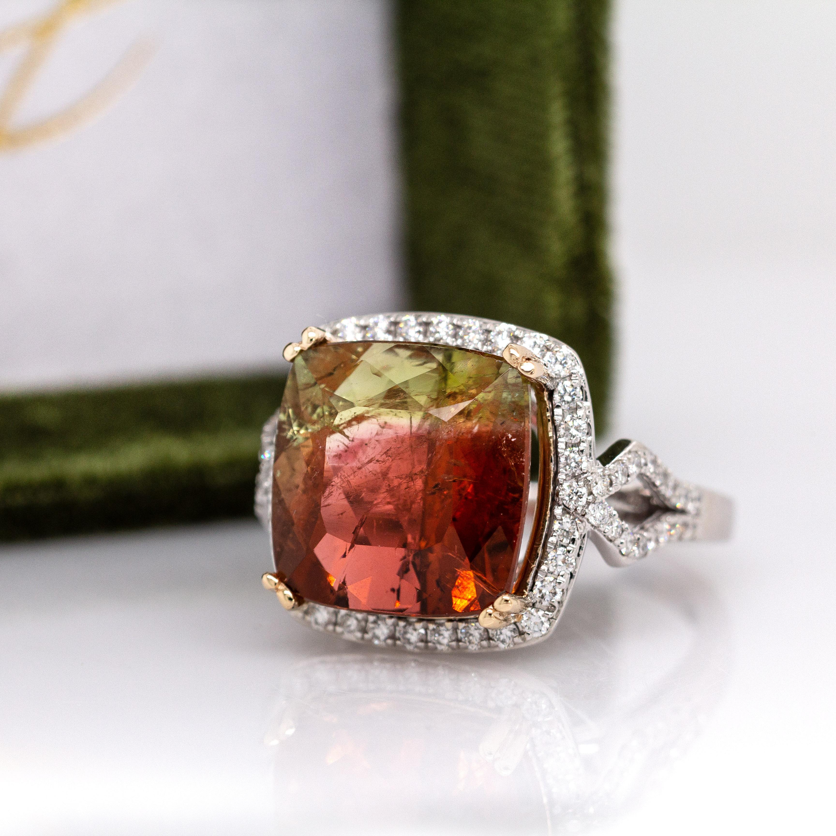Anillo de Turmalina Bicolor de 11cts con Halo de Diamante Natural en Oro Macizo Dual de 14K en venta 3