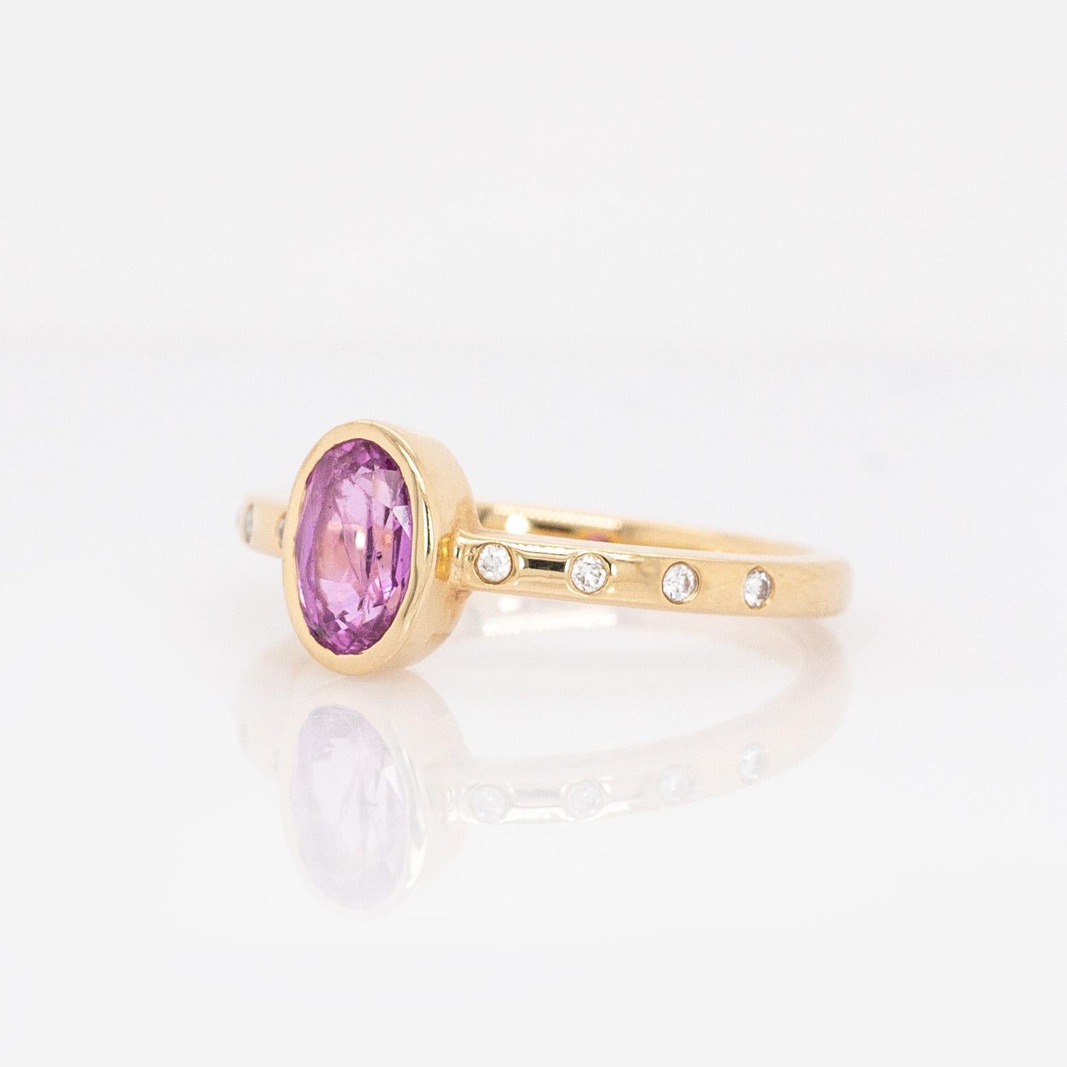 Taille ovale Bague en saphir rose de 1,1cts avec accents de diamants Nature : Or massif 14k, 7x5mm en vente