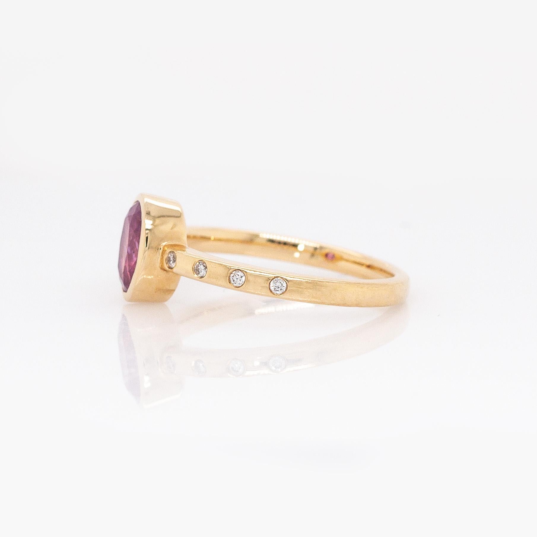 Bague en saphir rose de 1,1cts avec accents de diamants Nature : Or massif 14k, 7x5mm Neuf - En vente à Columbus, OH