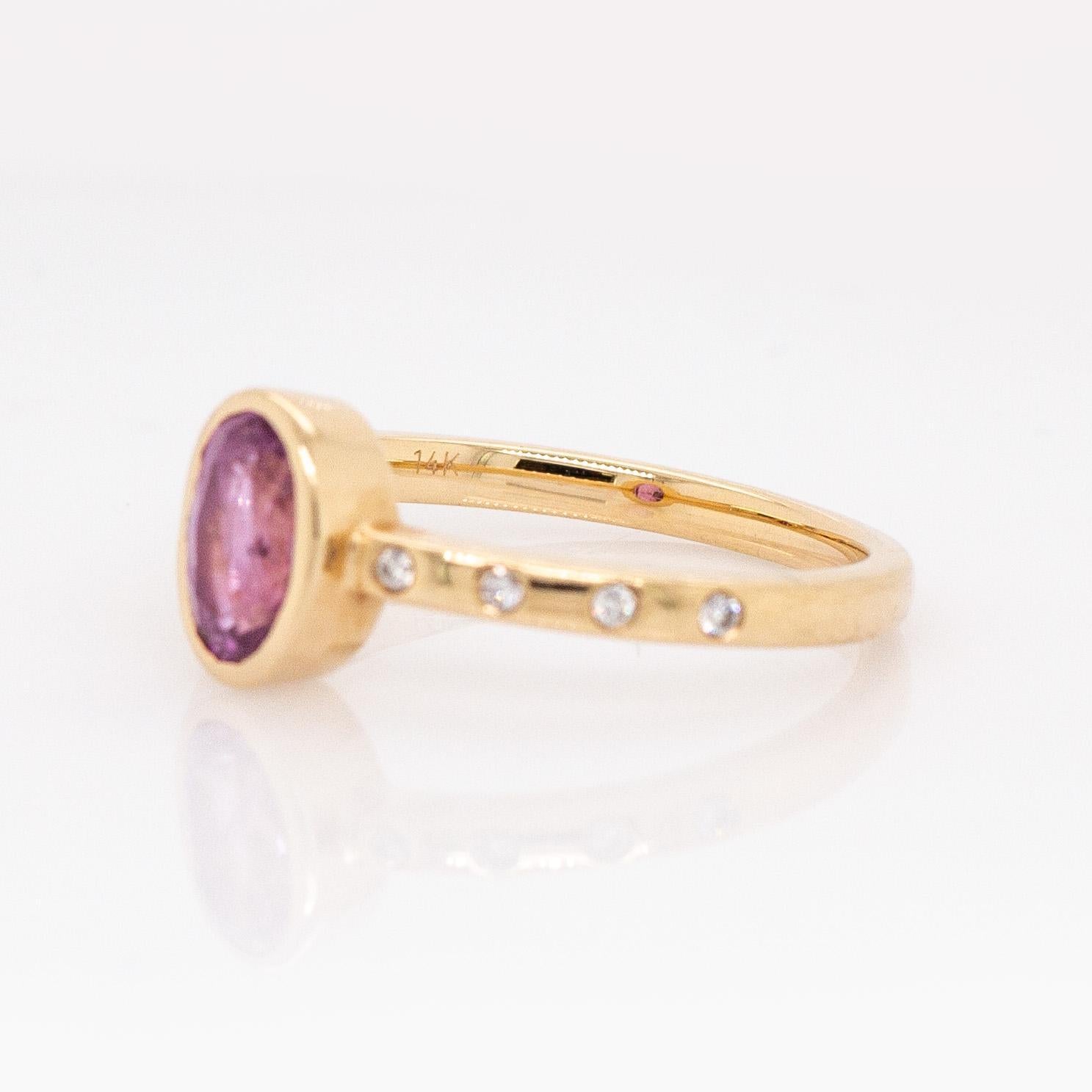 Bague en saphir rose de 1,1cts avec accents de diamants Nature : Or massif 14k, 7x5mm en vente 1