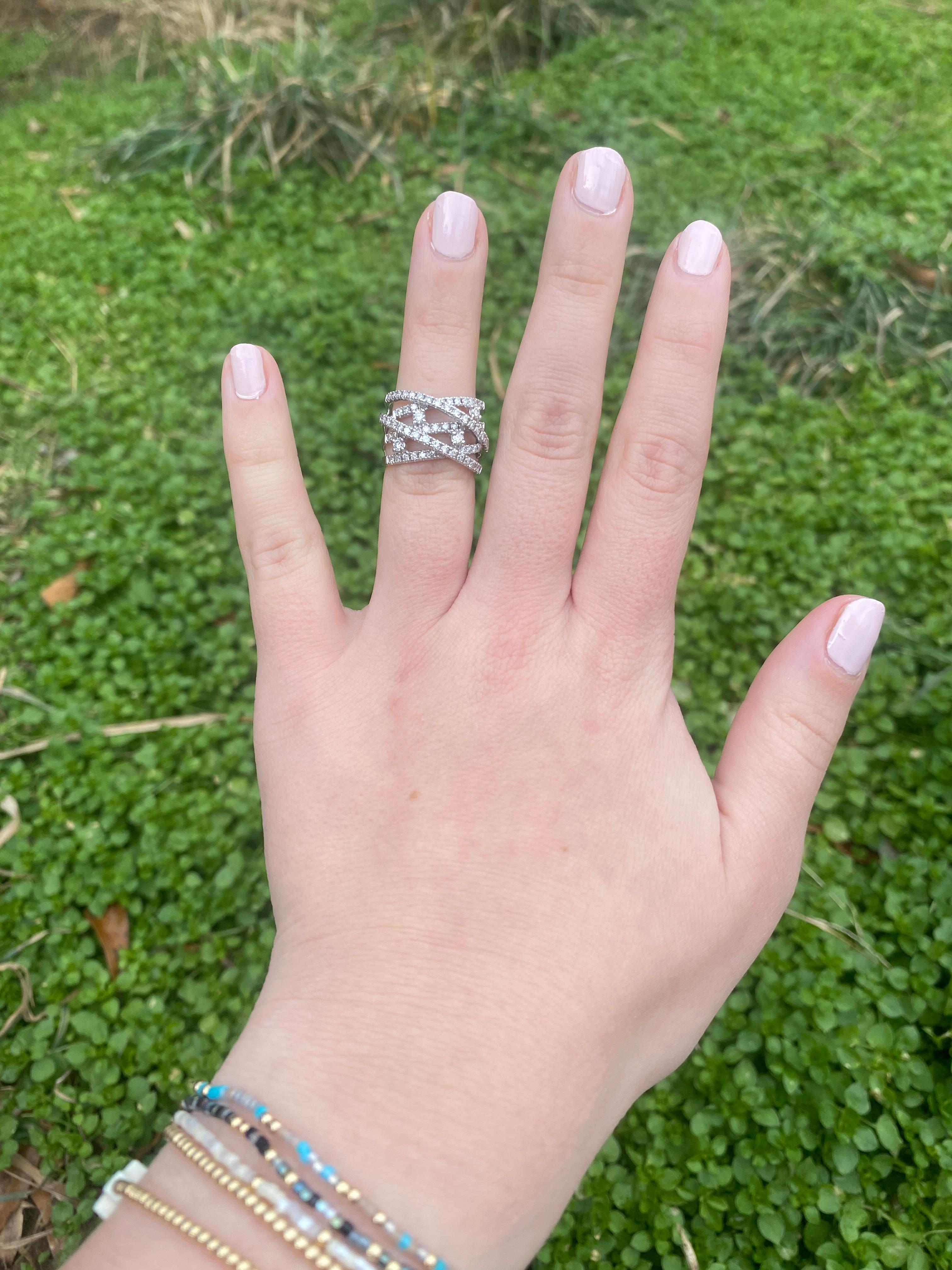 Anneau épais torsadé en or blanc 14 carats et diamants 1,1 caratw, taille de bague 4,75 en vente 1