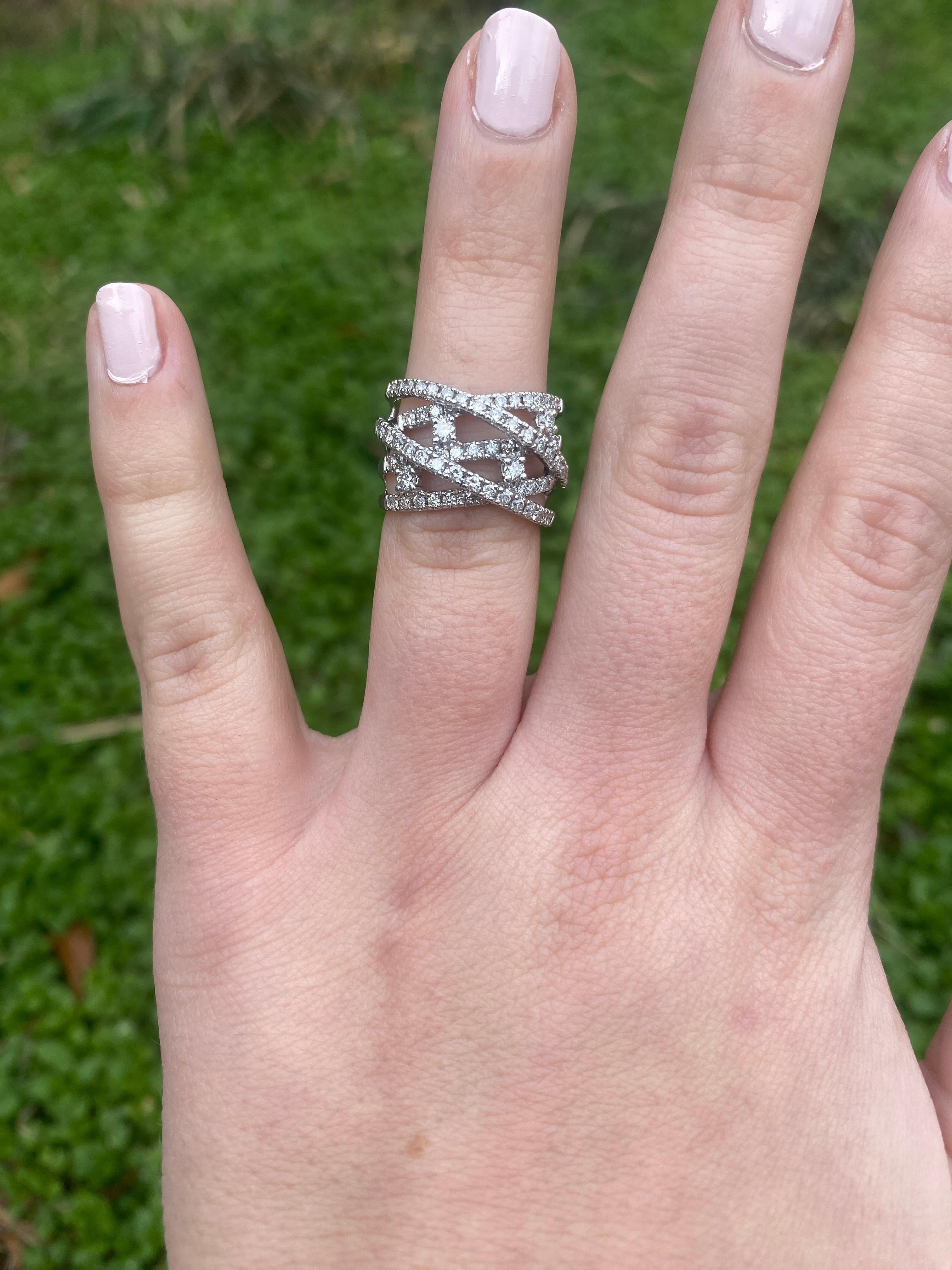 Anneau épais torsadé en or blanc 14 carats et diamants 1,1 caratw, taille de bague 4,75 en vente 2