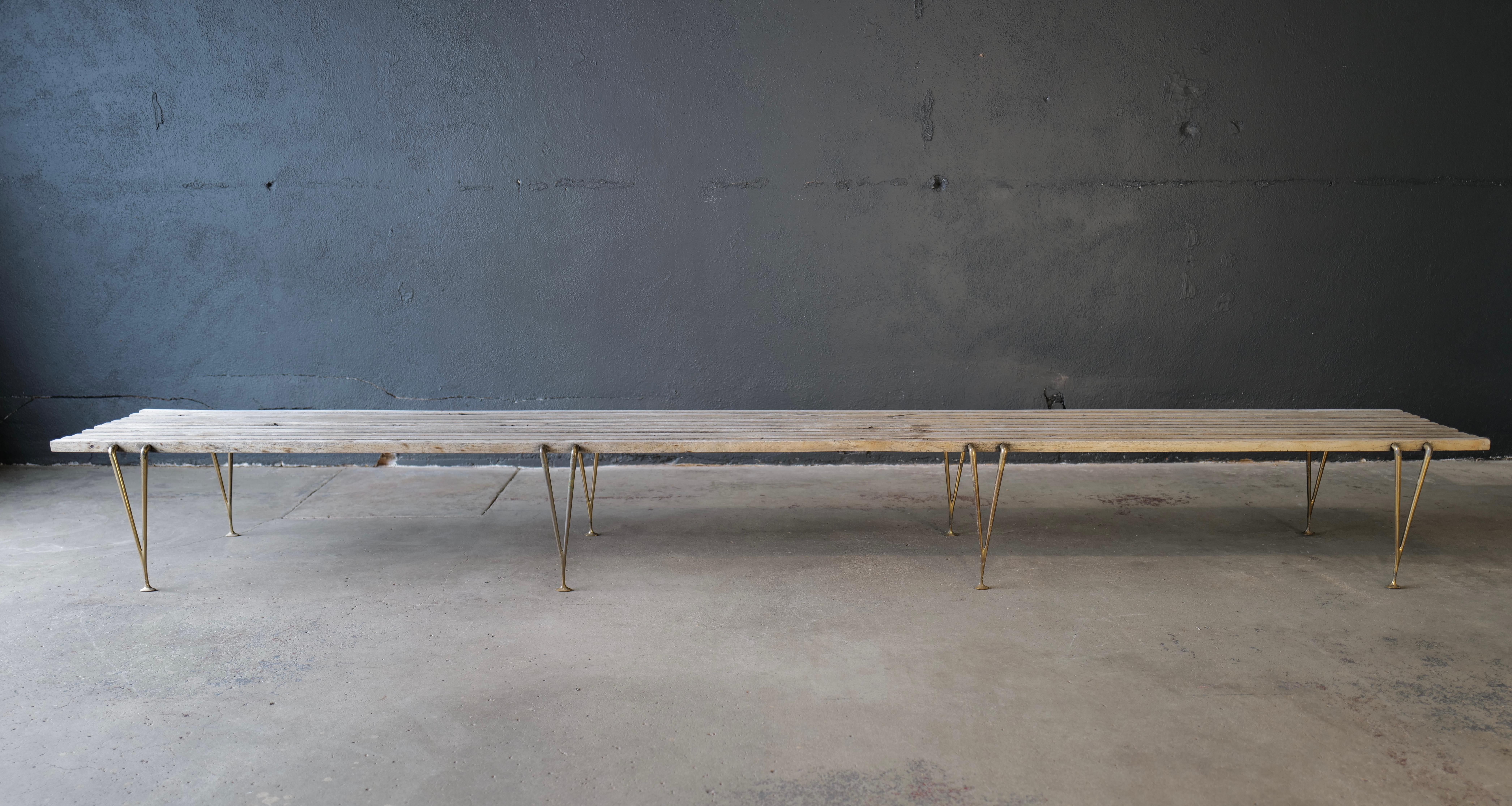 Die Hugh Acton 11-Fuß-Holzlattenbank mit Messingbeinen ist ein atemberaubendes und zeitloses Möbelstück, das die Wärme von Holz mit der Eleganz von Messing verbindet. Diese vom renommierten amerikanischen Designer Hugh Acton entworfene Bank