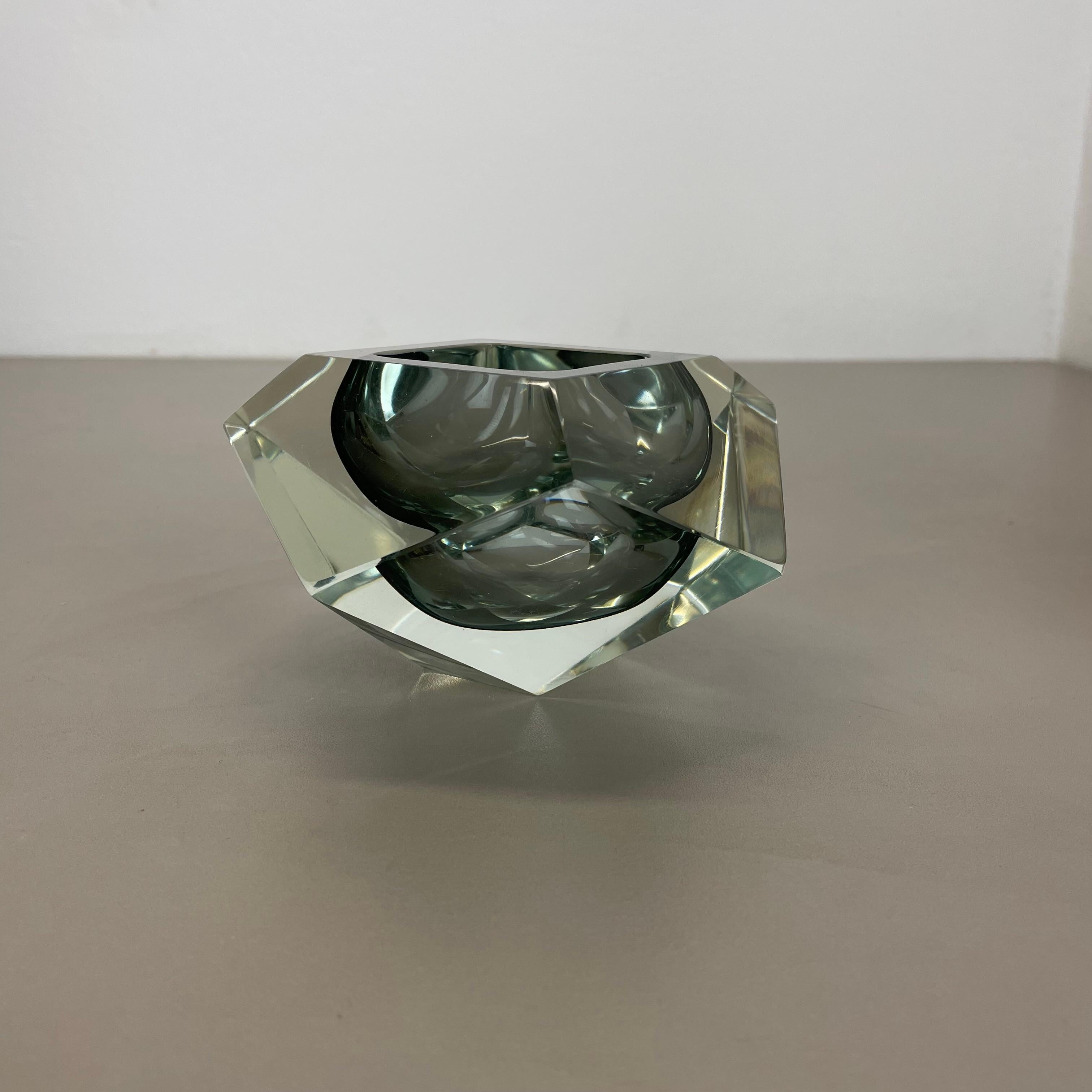 Article :

Cendrier en verre de Murano


Origine :

Murano, Italie


Design :

Flavio Poli


Décennie :

1970s



Cet élément original de cendrier en verre vintage a été conçu par Flavio Poli et produit dans les années 1970 à Murano, en Italie. Elle