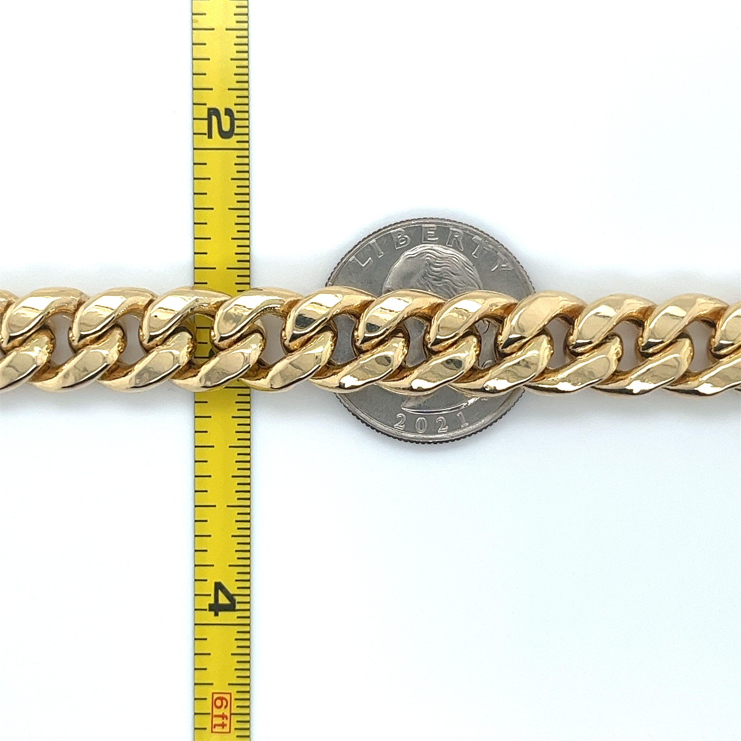 Erhöhen Sie Ihren Stil mit diesem exquisiten flachen kubanischen Gliederarmband aus 14 Karat Gold. Das Armband wurde fachmännisch gefertigt, um die zeitlose Eleganz dieses kultigen Designs zu unterstreichen. Es hat eine klassische Silhouette von 9