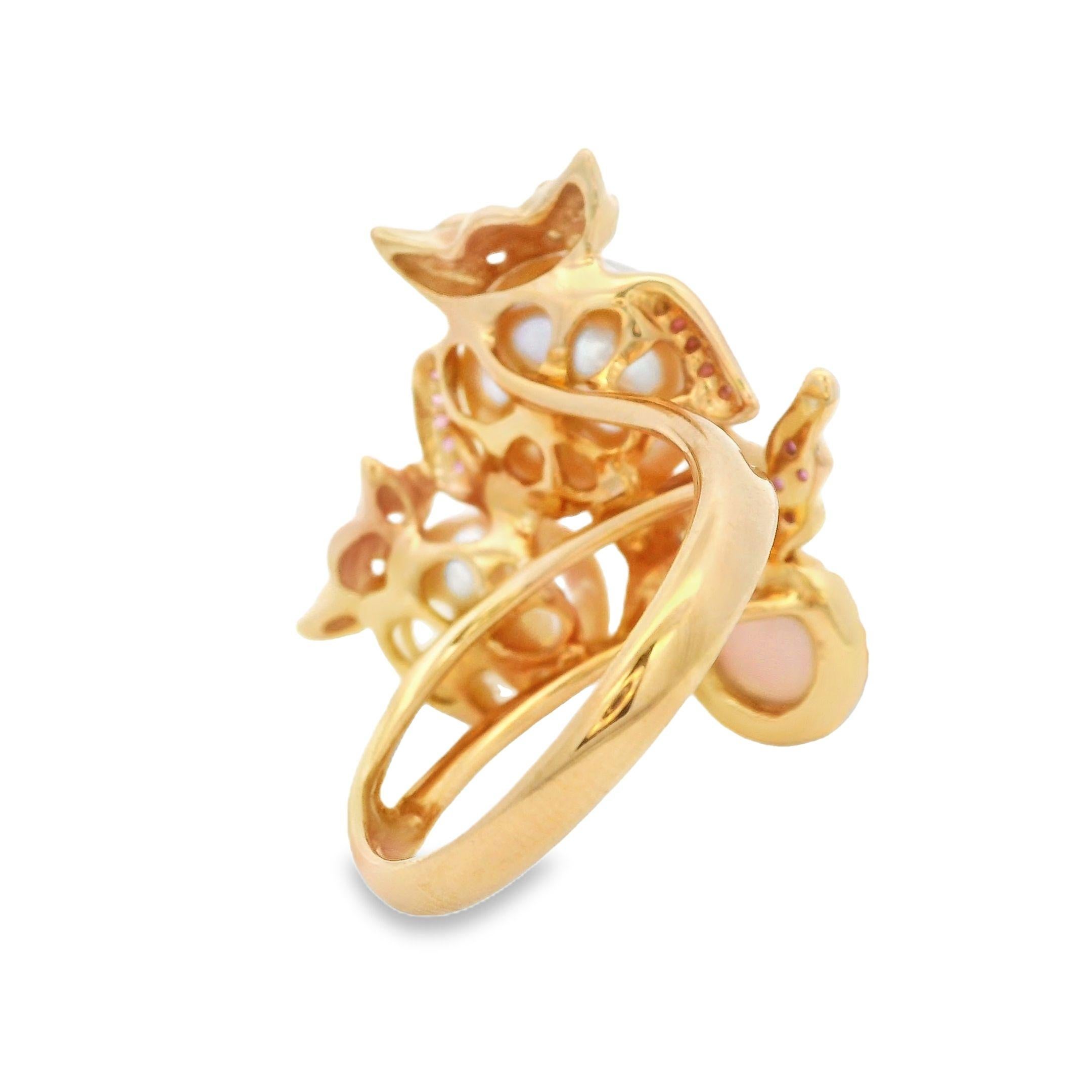 Dieser skurrile Ring aus 18-karätigem Roségold besticht durch sein bezauberndes Design mit drei charmanten Eulen, die kunstvoll um zwei schimmernde Süßwasserperlen von 9 und 11 mm sitzen. Die Augen jeder Eule funkeln mit 0,10 Karat glitzernden
