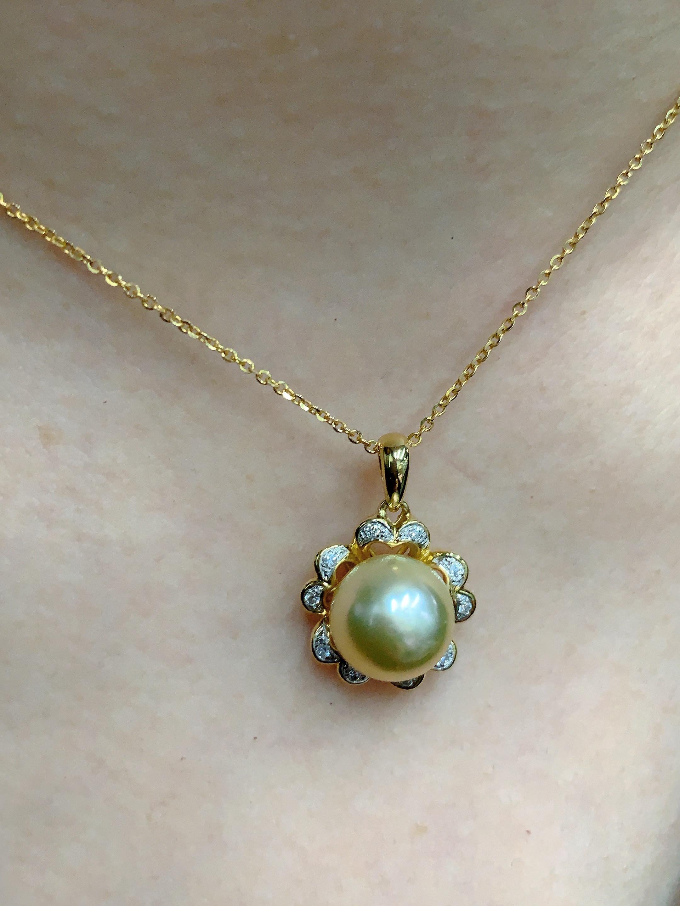 11mm Gold South Sea Pearl Diamond Pendant in 18 Karat Yellow Gold For Sale 1